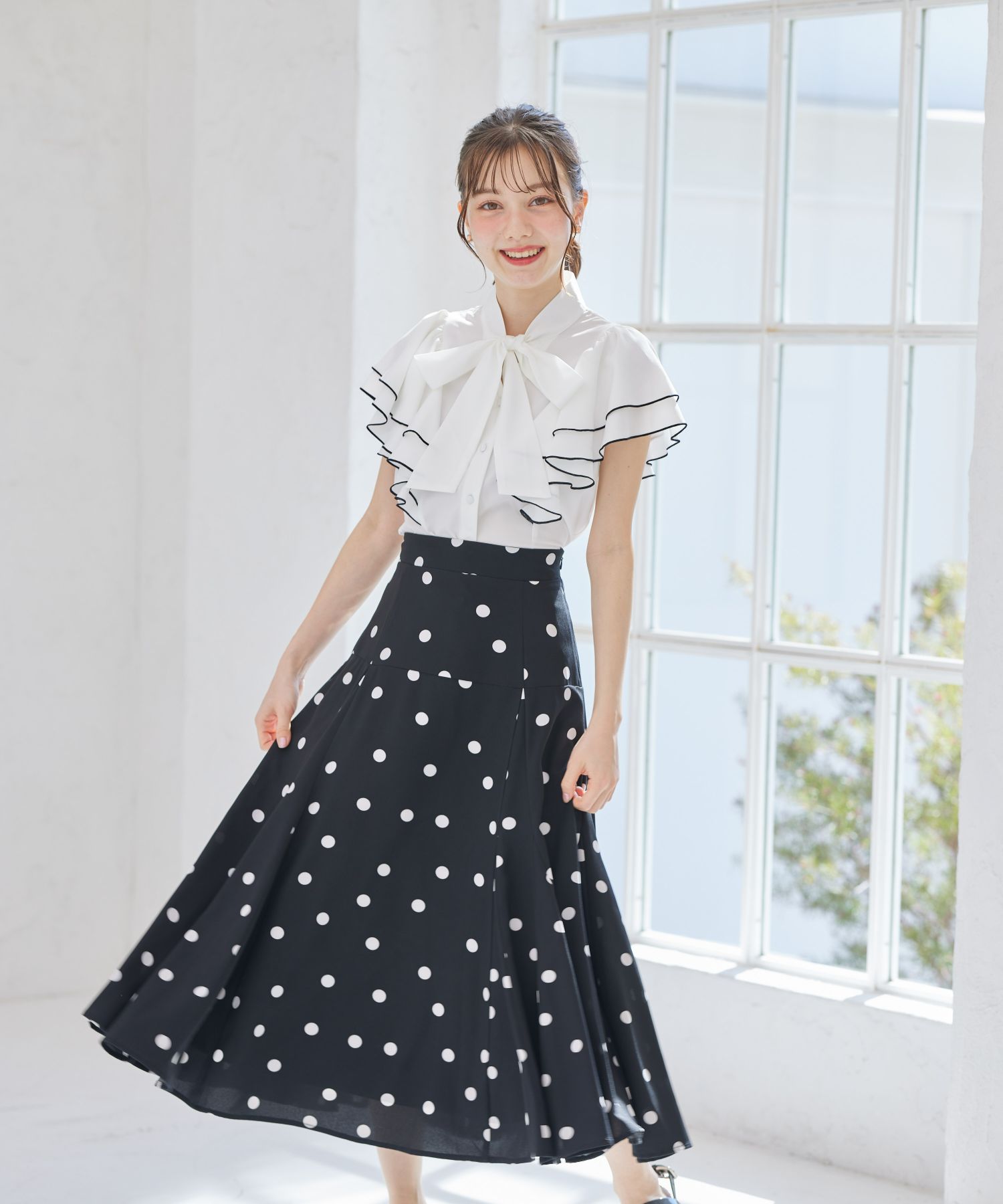 トッコクローゼット tocco closet ボウタイリボン付き配色メローラッフルスリーブブラウス （オフホワイト） オフホワイト
