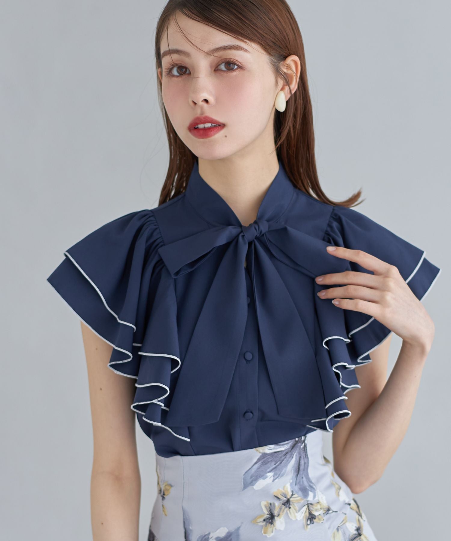 トッコクローゼット tocco closet ボウタイリボン付き配色メローラッフルスリーブブラウス （オフホワイト） オフホワイト