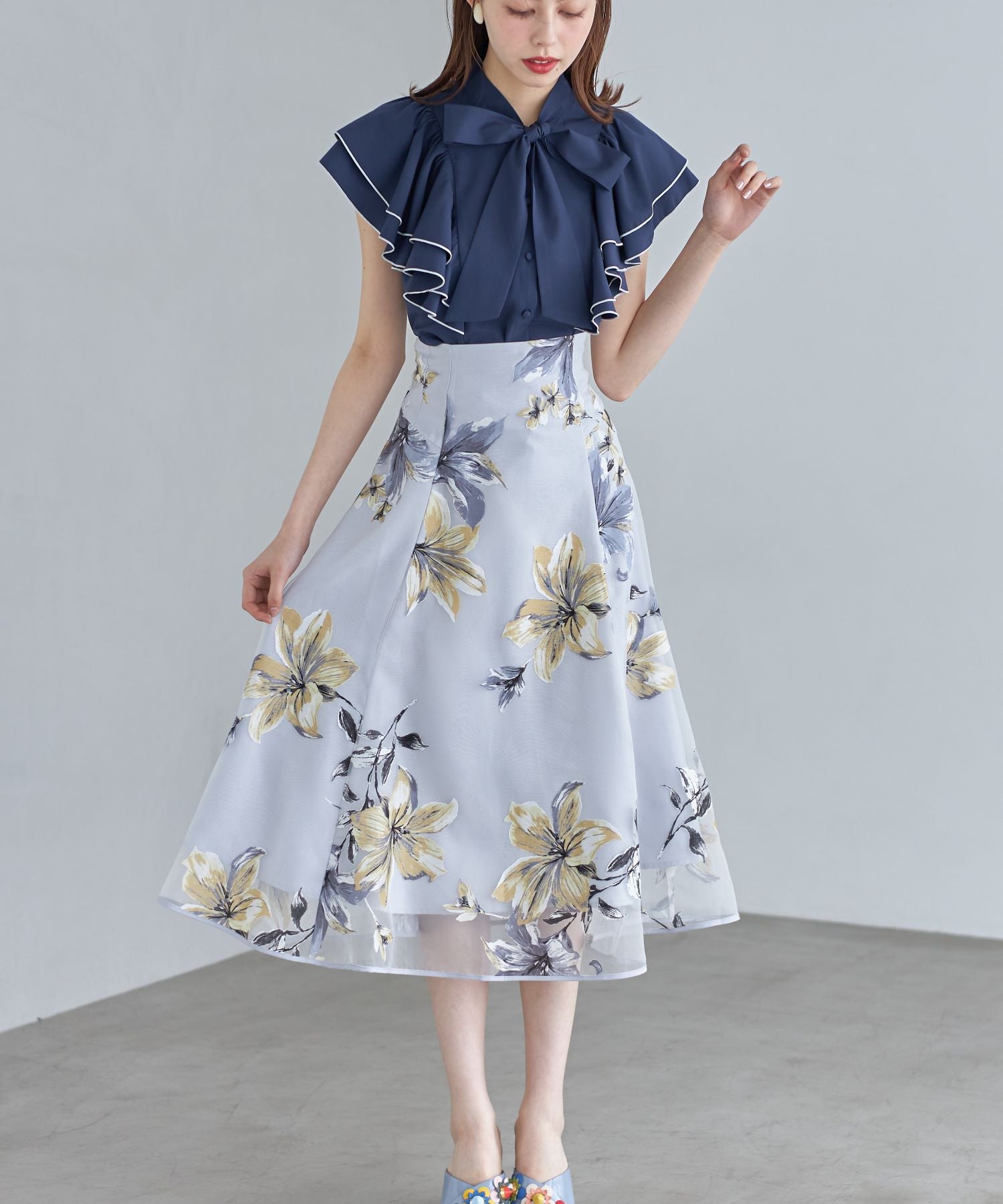 トッコクローゼット tocco closet ボウタイリボン付き配色メローラッフルスリーブブラウス （オフホワイト） オフホワイト