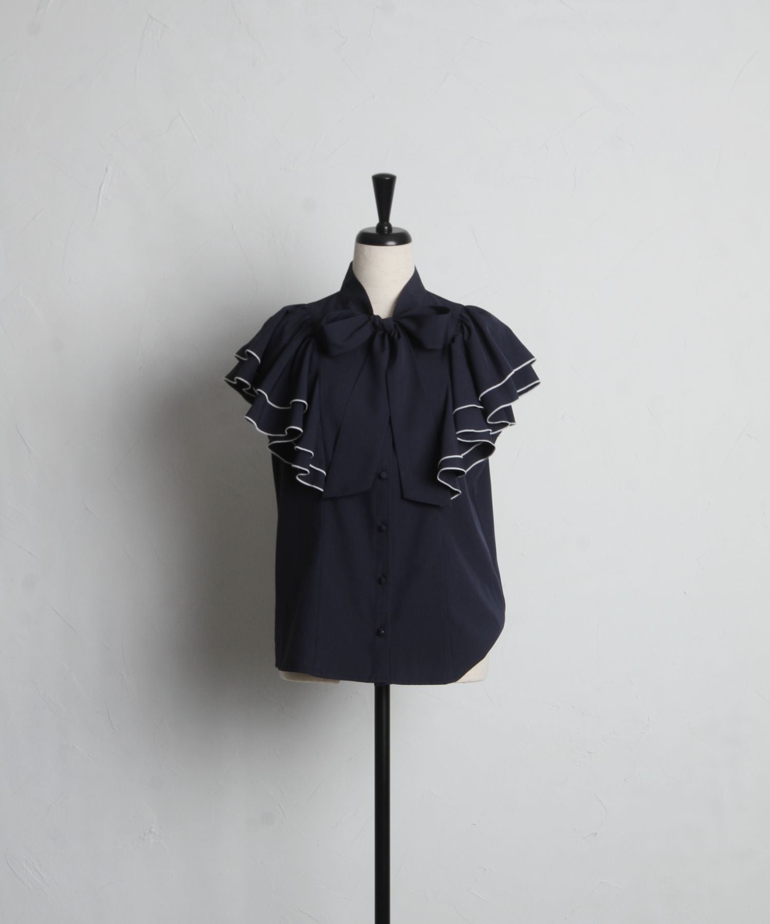 トッコクローゼット tocco closet ボウタイリボン付き配色メローラッフルスリーブブラウス （オフホワイト） オフホワイト