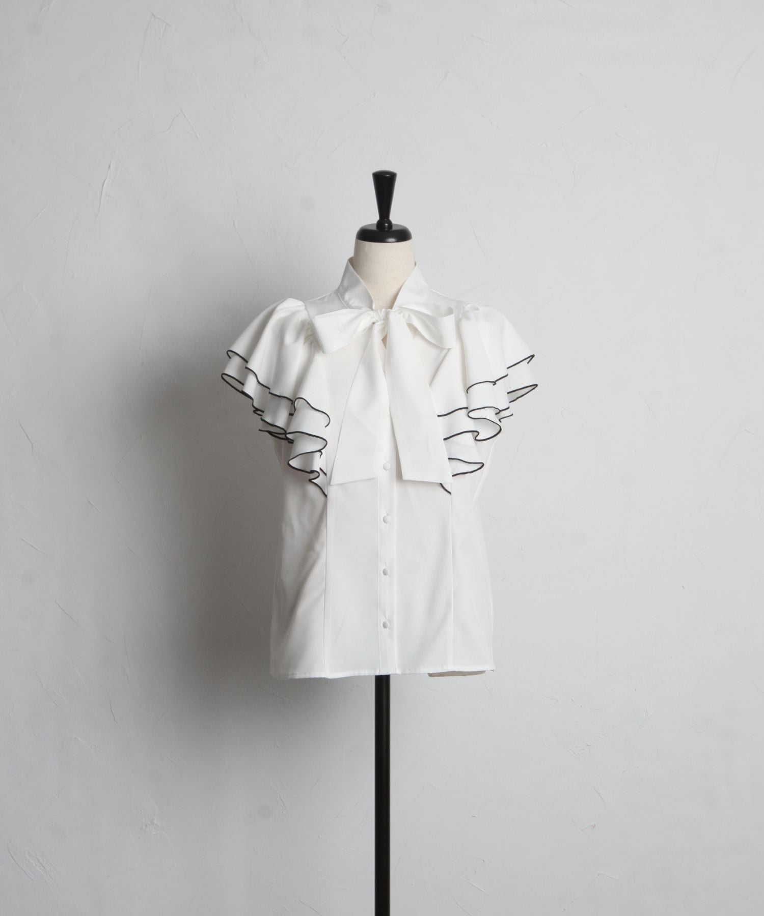 トッコクローゼット tocco closet ボウタイリボン付き配色メローラッフルスリーブブラウス （オフホワイト） オフホワイト