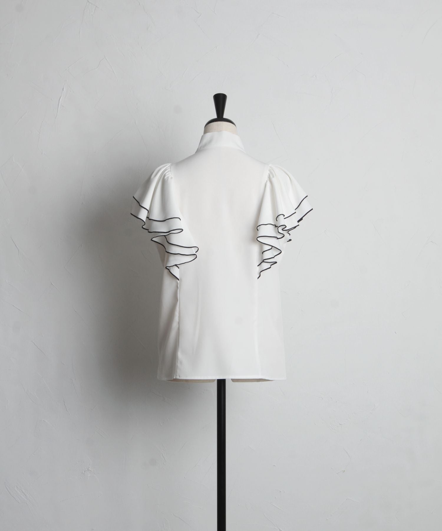 トッコクローゼット tocco closet ボウタイリボン付き配色メローラッフルスリーブブラウス （オフホワイト） オフホワイト