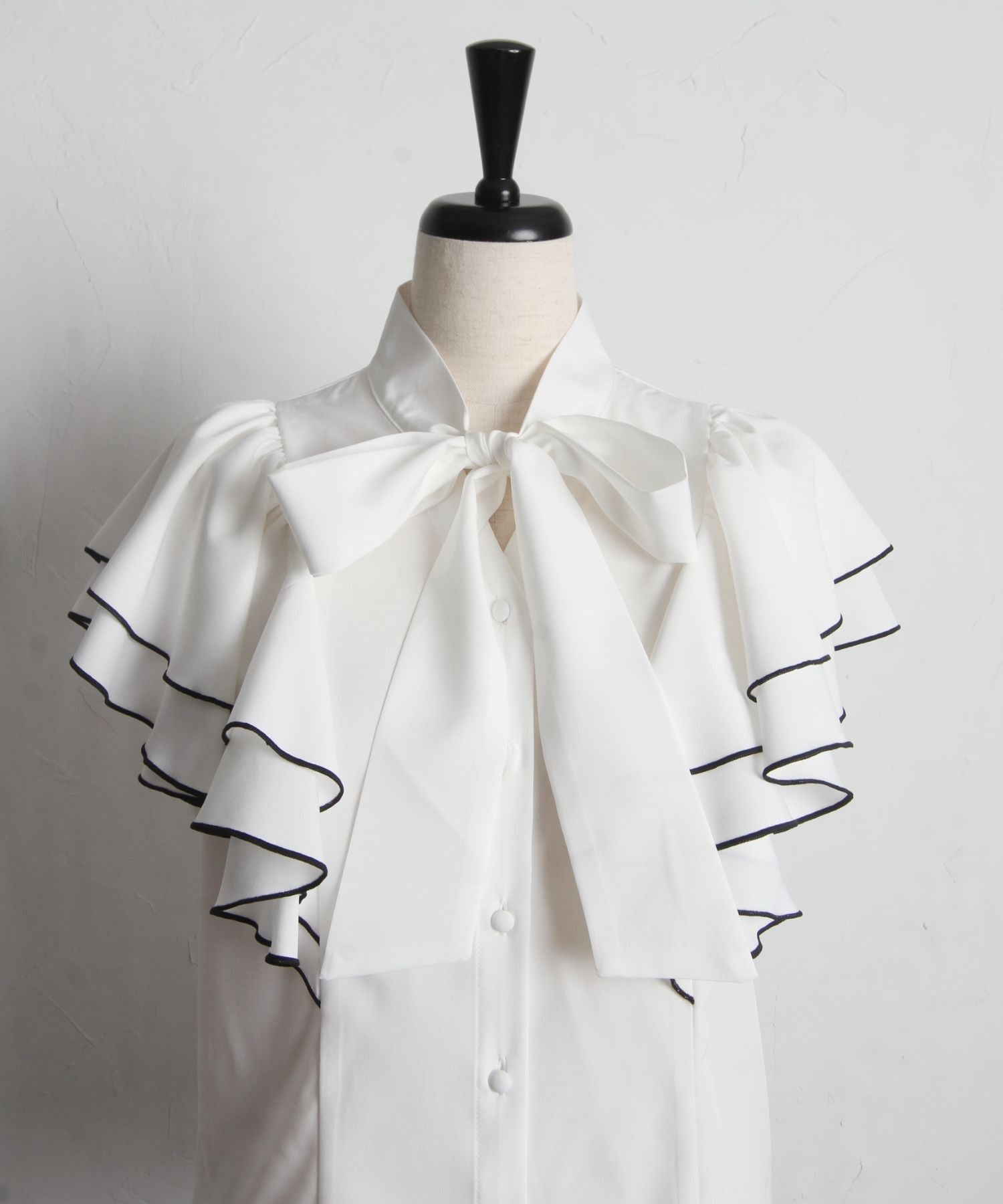トッコクローゼット tocco closet ボウタイリボン付き配色メローラッフルスリーブブラウス （オフホワイト） オフホワイト