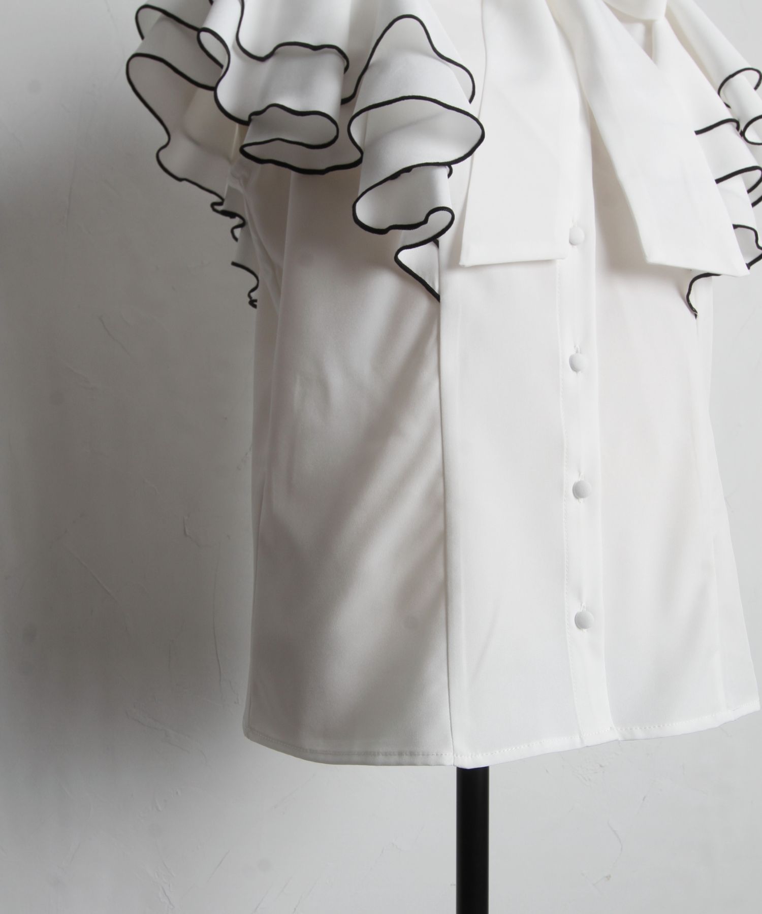 トッコクローゼット tocco closet ボウタイリボン付き配色メローラッフルスリーブブラウス （オフホワイト） オフホワイト
