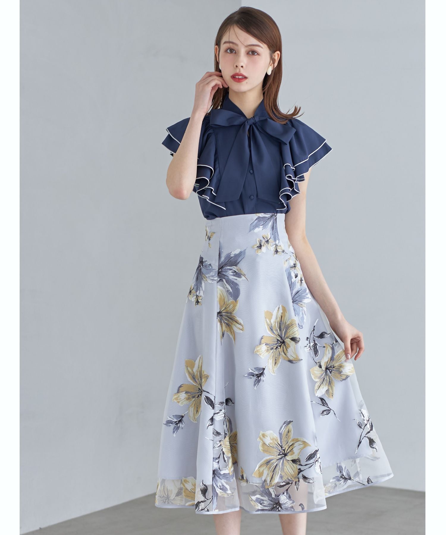 トッコクローゼット tocco closet ボウタイリボン付き配色メローラッフルスリーブブラウス （ネイビー） ネイビー