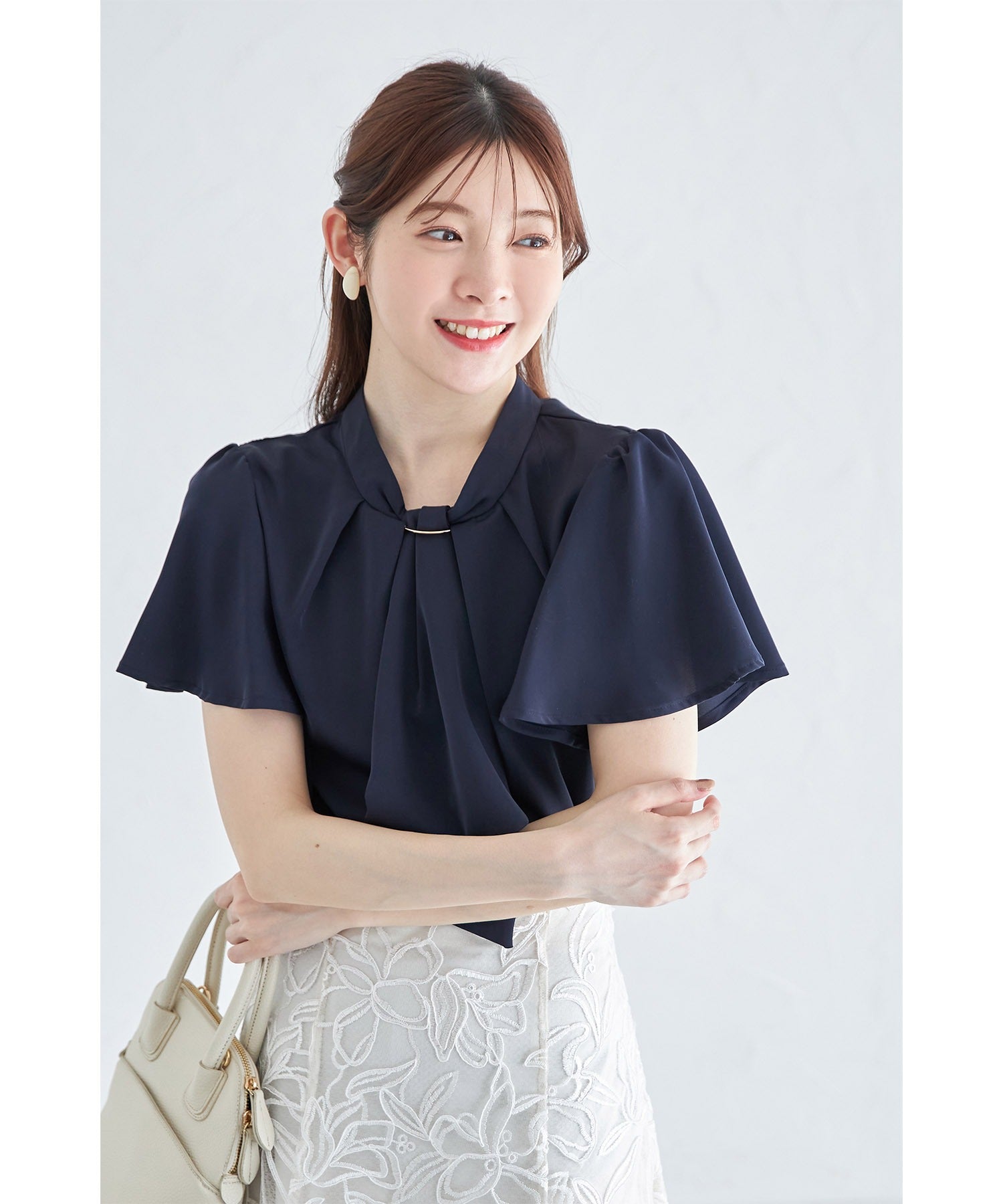 トッコクローゼット tocco closet ゴールドバー付きラッフルボウタイブラウス （オフホワイト） オフホワイト