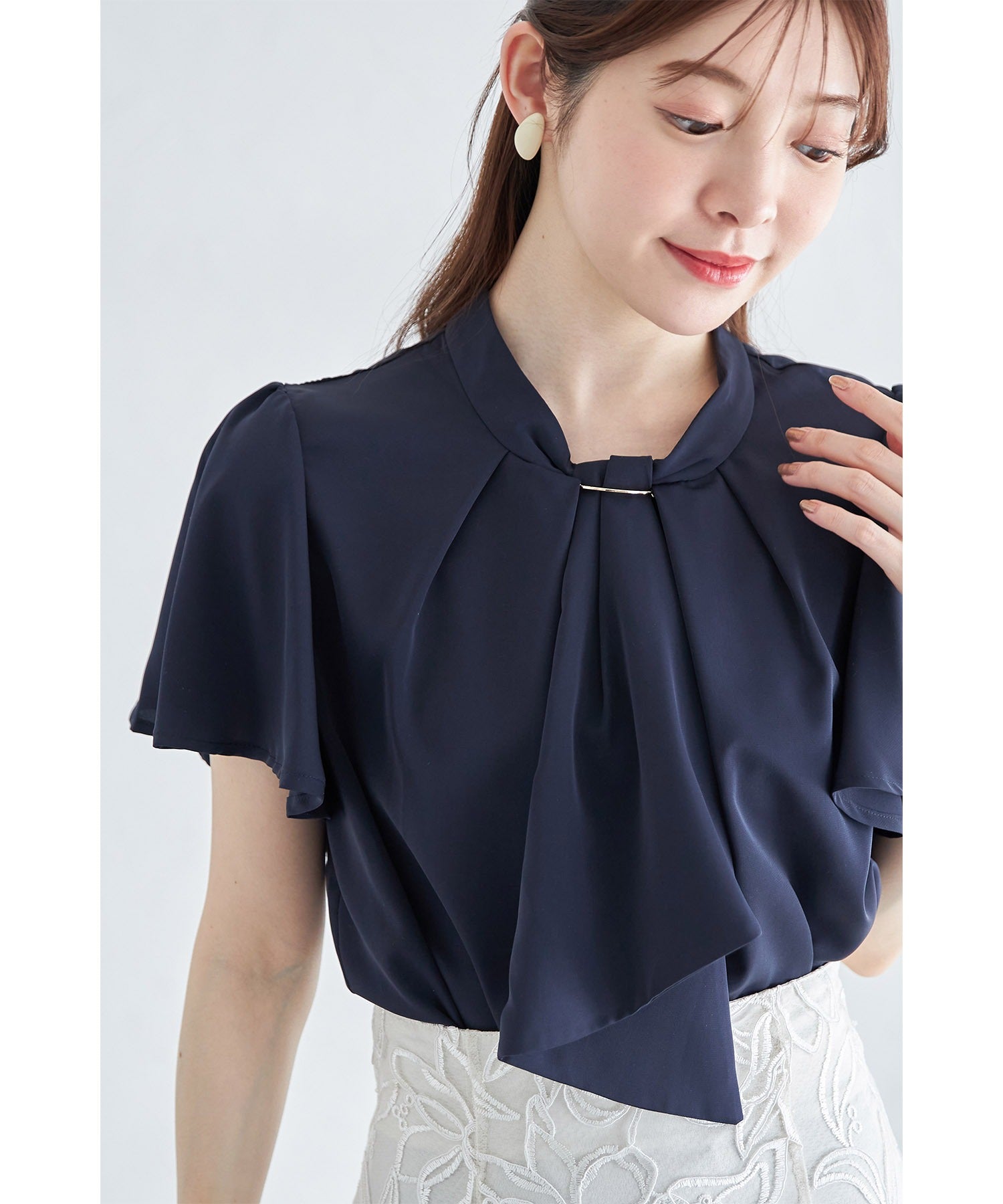 トッコクローゼット tocco closet ゴールドバー付きラッフルボウタイブラウス （ネイビー） ネイビー