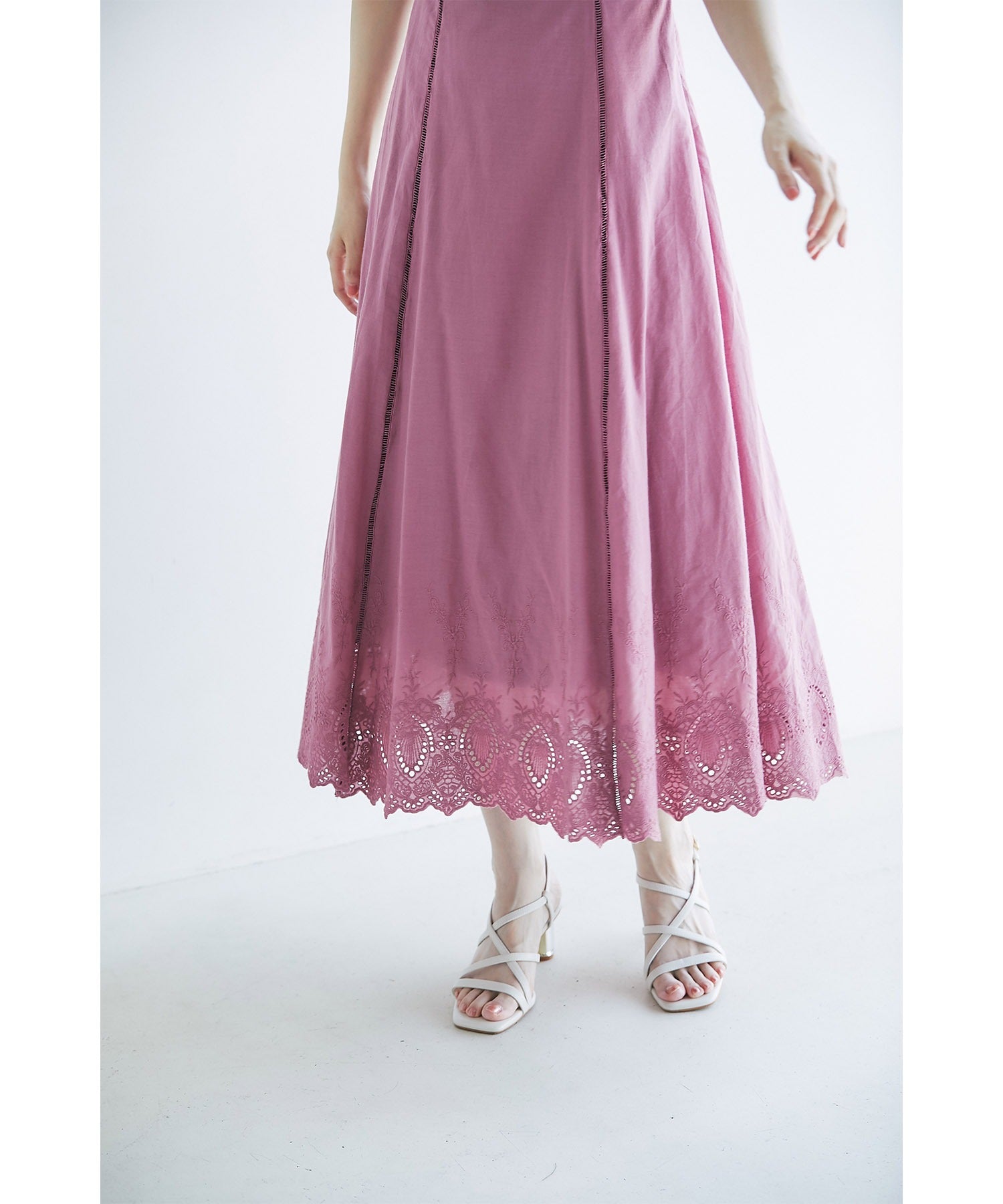 トッコクローゼット tocco closet ウエストりぼん付きコットンカットワークレース刺繍ワンピース （ネイビー） ネイビー