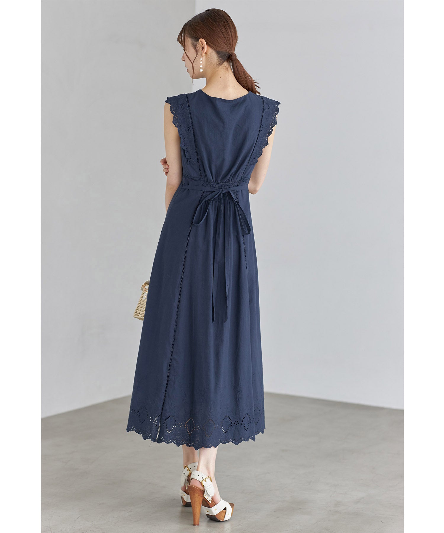 トッコクローゼット tocco closet ウエストりぼん付きコットンカットワークレース刺繍ワンピース （ネイビー） ネイビー