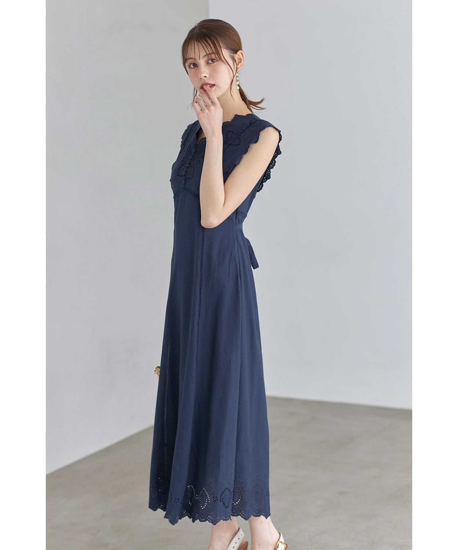 トッコクローゼット tocco closet ウエストりぼん付きコットンカットワークレース刺繍ワンピース （ネイビー） ネイビー