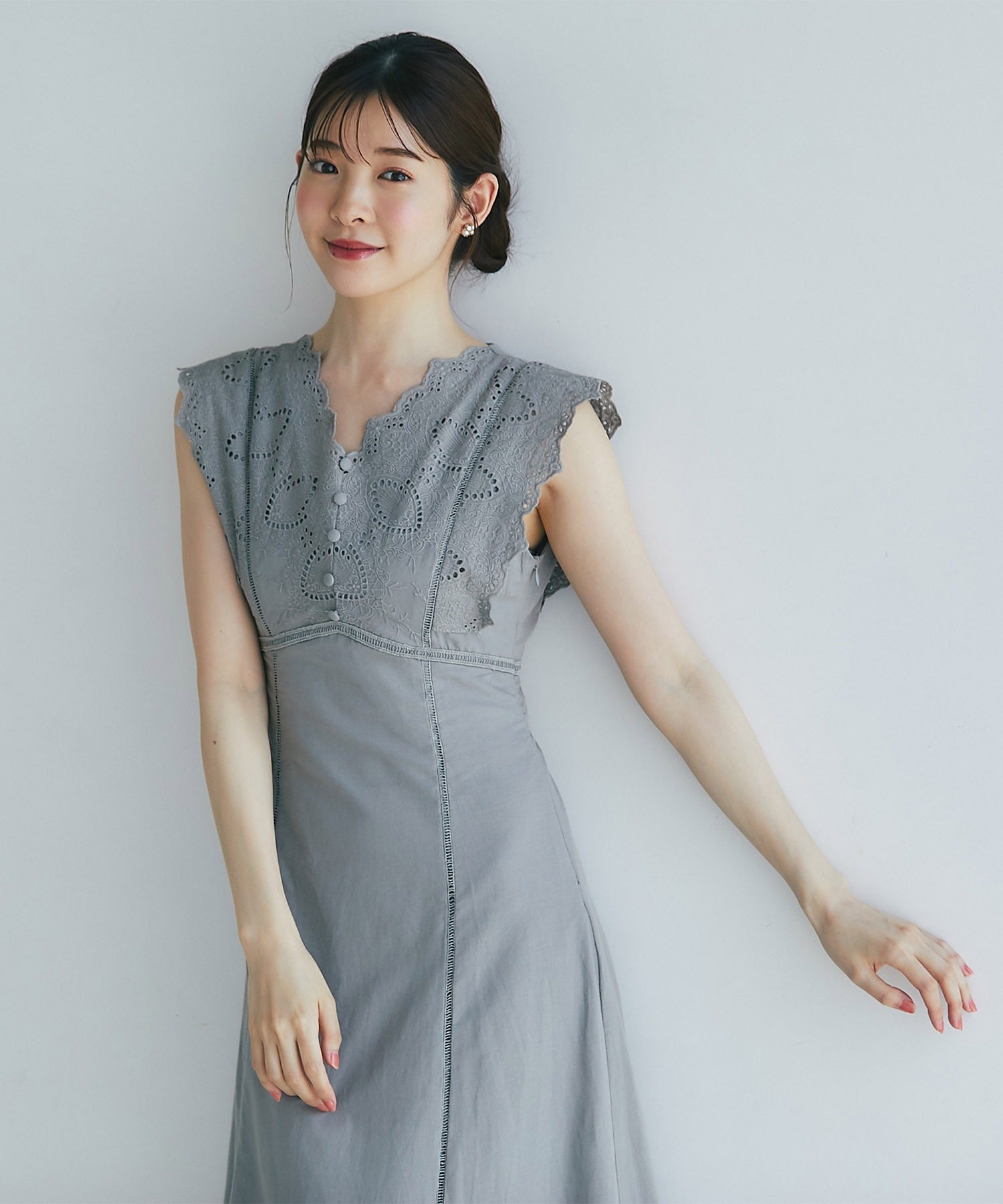 トッコクローゼット tocco closet ウエストりぼん付きコットンカットワークレース刺繍ワンピース （ベージュカーキ） ベージュカーキ