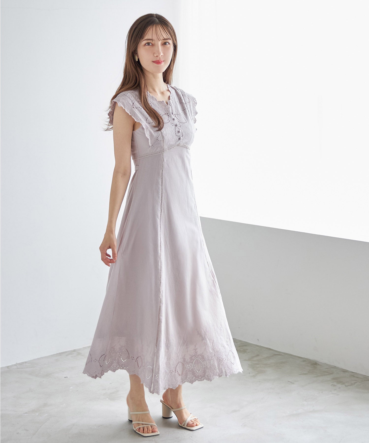 トッコクローゼット tocco closet ウエストりぼん付きコットンカットワークレース刺繍ワンピース （グレイッシュピンク） グレイッシュピンク