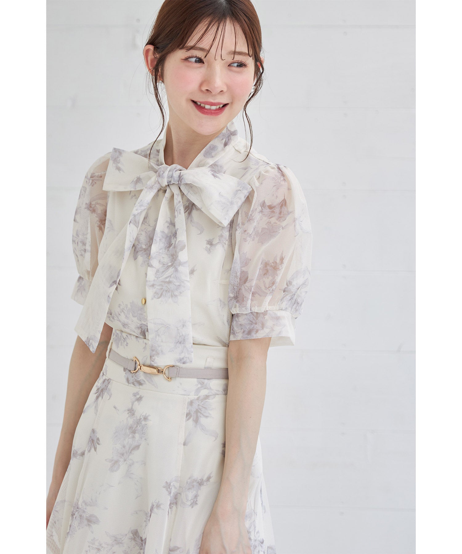 トッコクローゼット tocco closet ボウタイリボンフラワープリントメッシュブラウス （ライトベージュ） ライトベージュ
