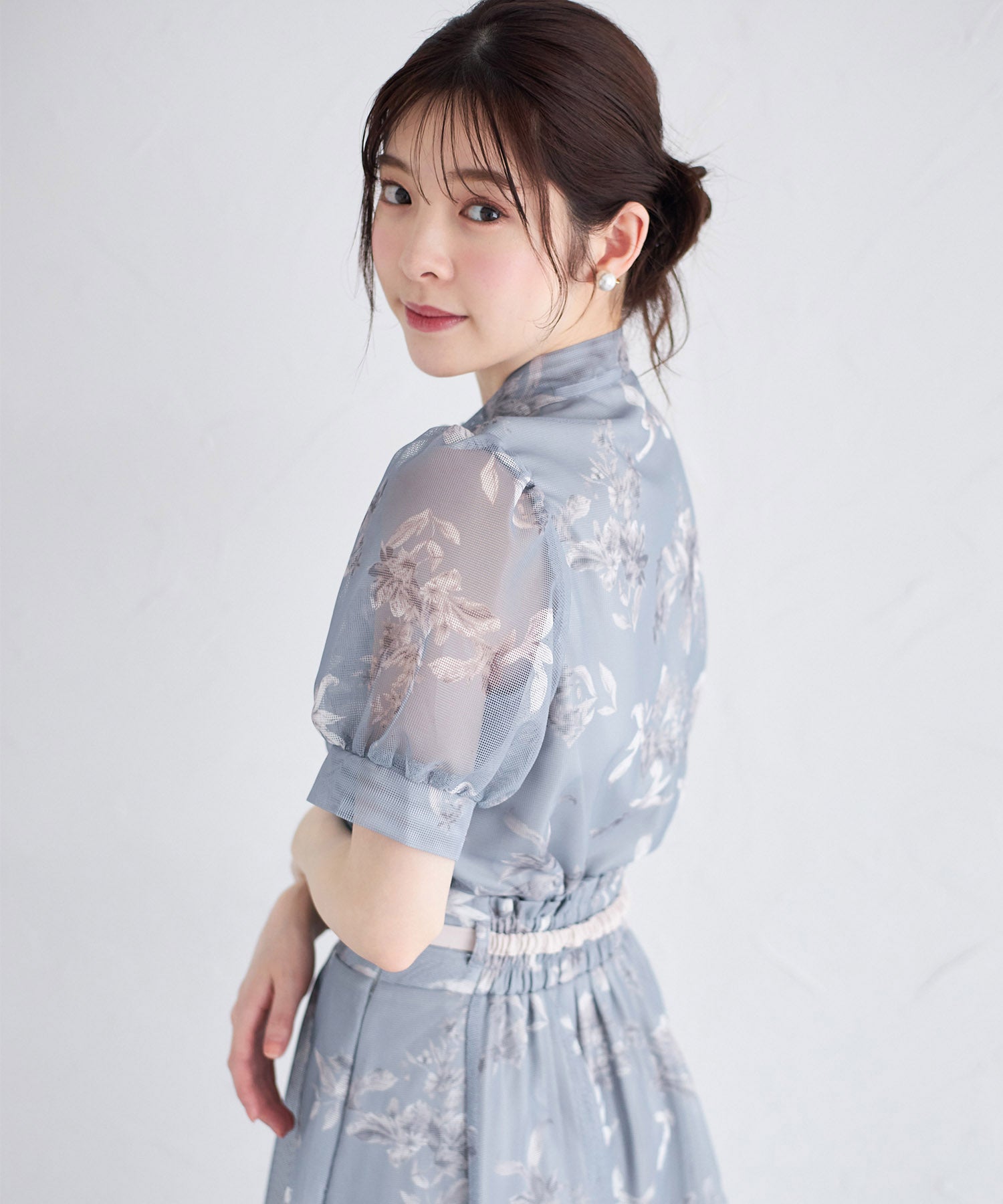 トッコクローゼット tocco closet ボウタイリボンフラワープリントメッシュブラウス （ライトベージュ） ライトベージュ