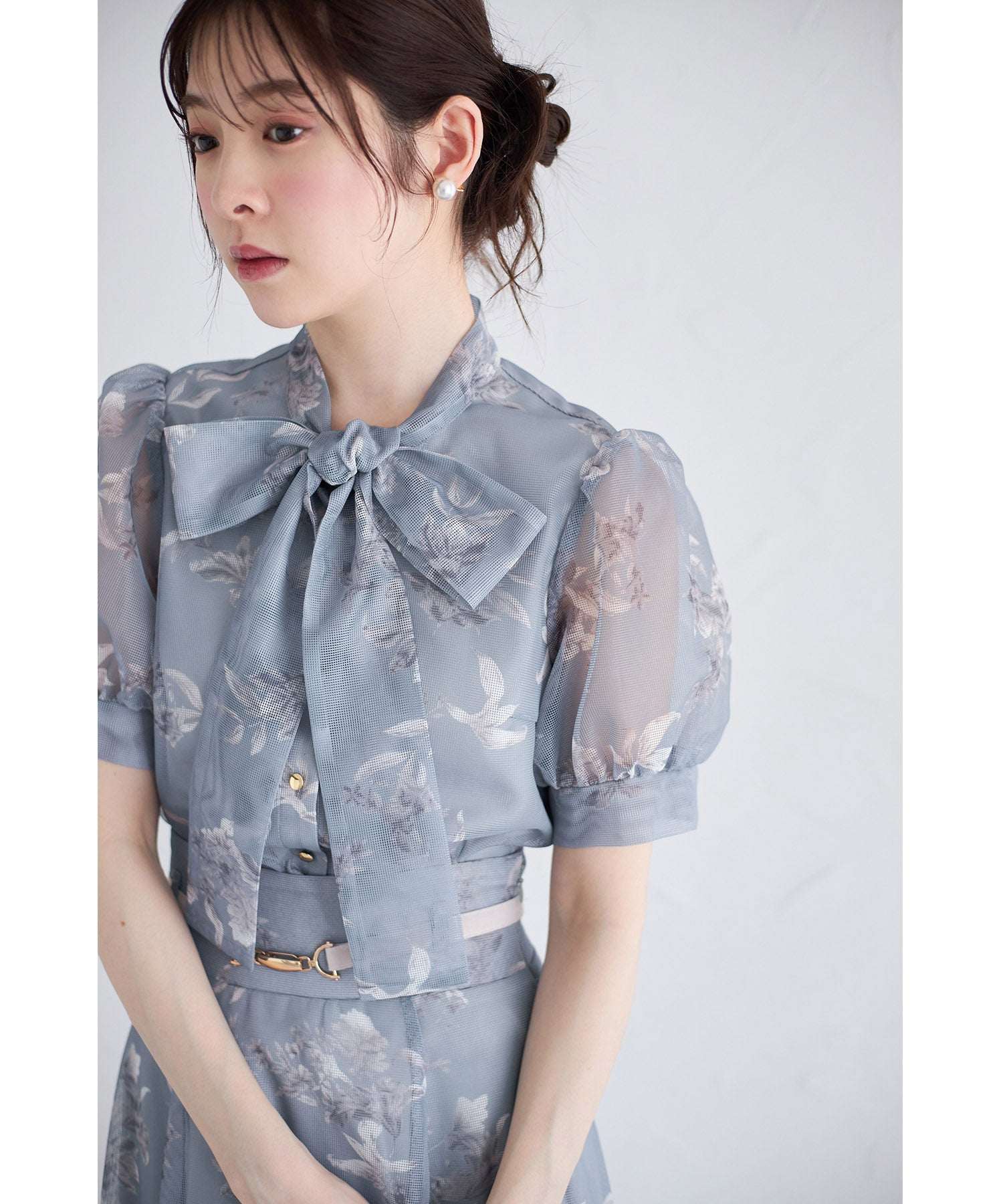 トッコクローゼット tocco closet ボウタイリボンフラワープリントメッシュブラウス （グレイッシュブルー） グレイッシュブルー