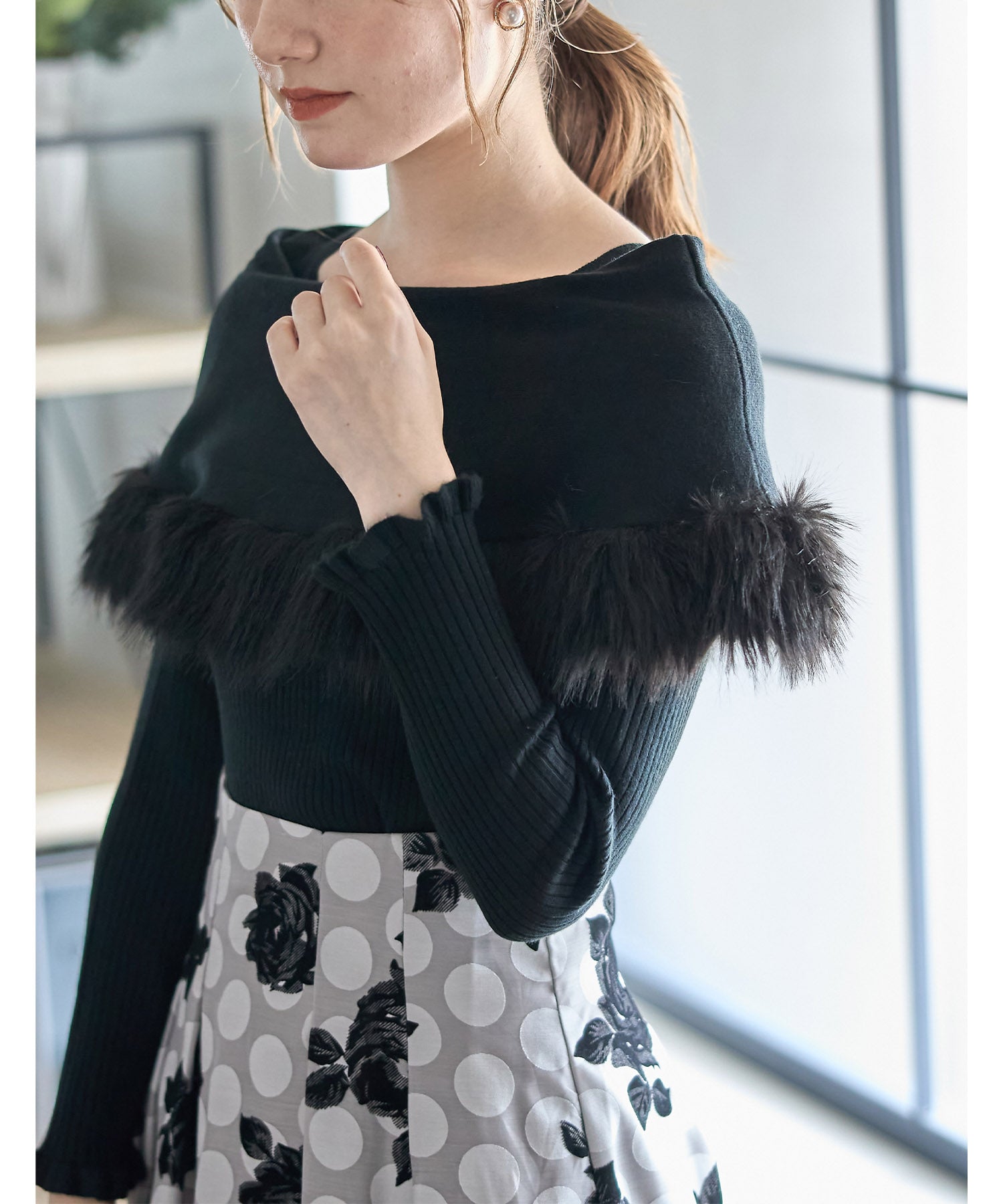 トッコクローゼット tocco closet ファー付きケープライク袖口フリルリブニットプルオーバー