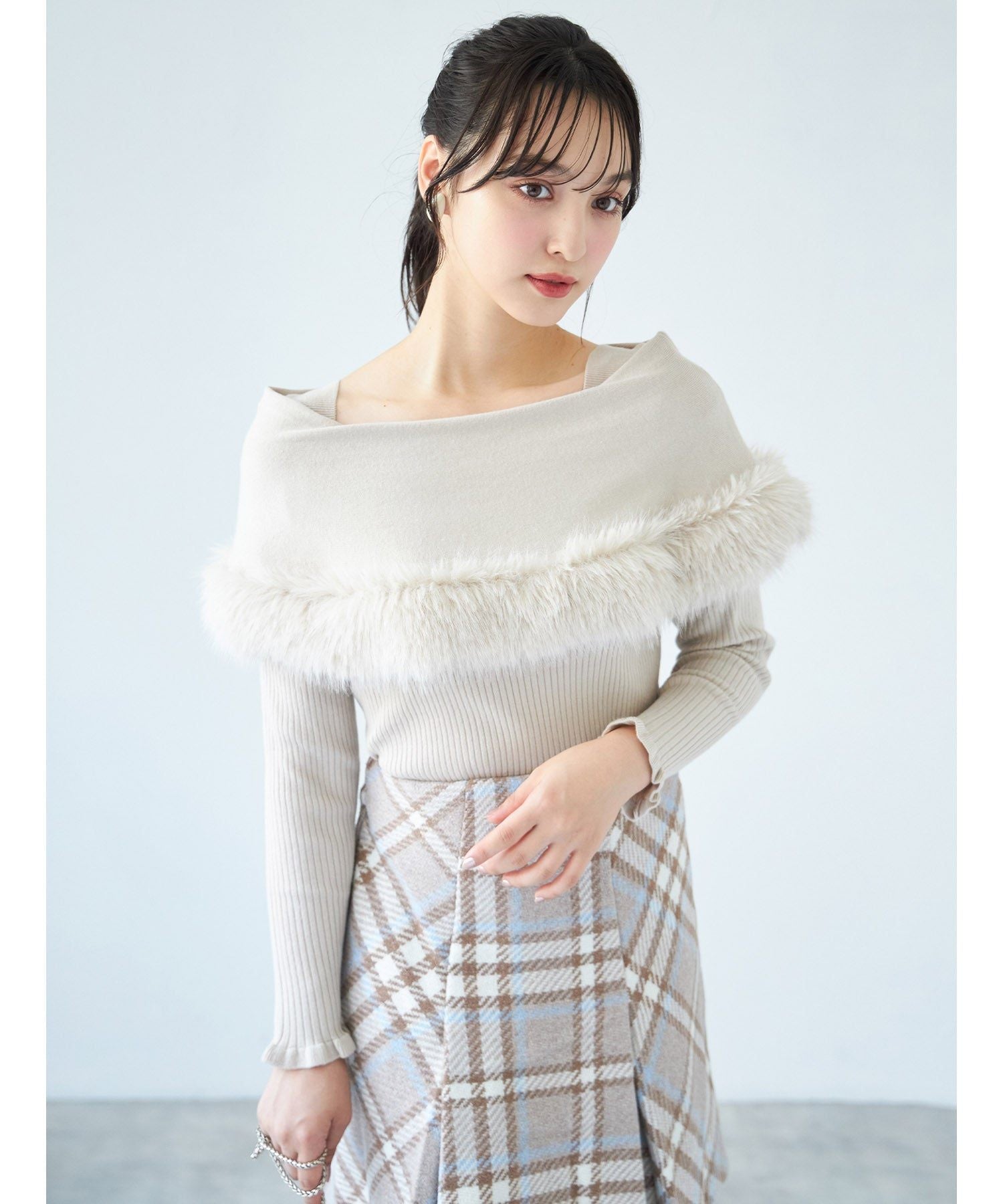 トッコクローゼット tocco closet ファー付きケープライク袖口フリルリブニットプルオーバー （ベージュ） ベージュ