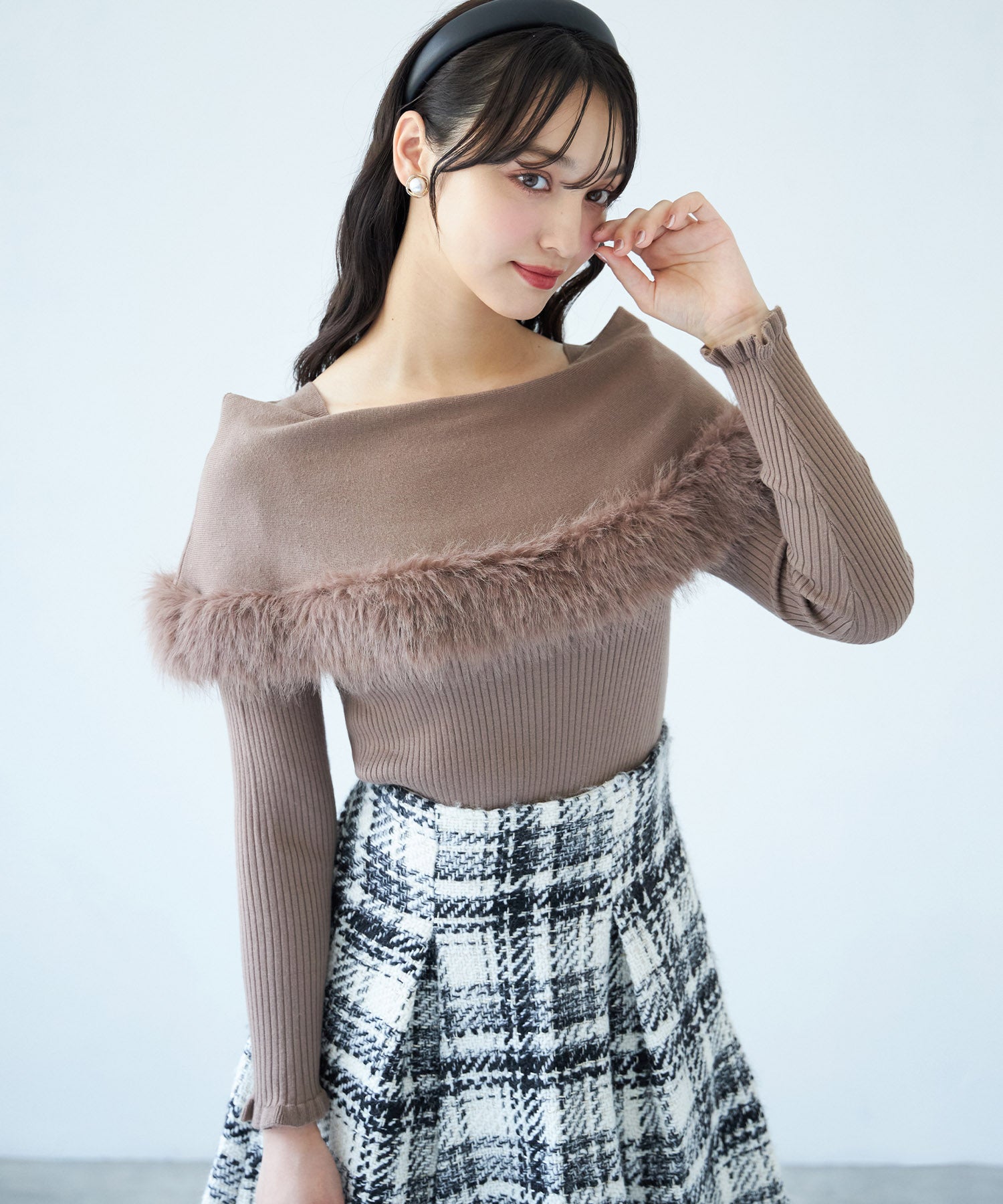 トッコクローゼット tocco closet ファー付きケープライク袖口フリルリブニットプルオーバー （モカ） モカ