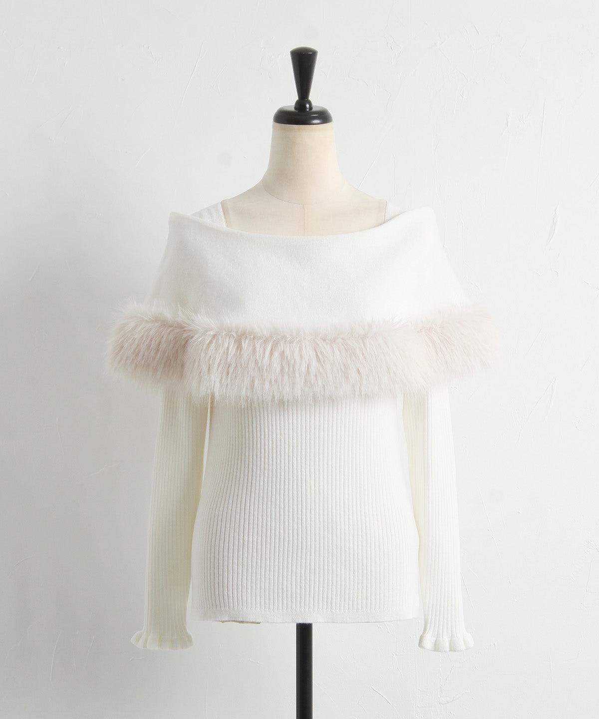 トッコクローゼット tocco closet ファー付きケープライク袖口フリルリブニットプルオーバー （ネイビー） ネイビー