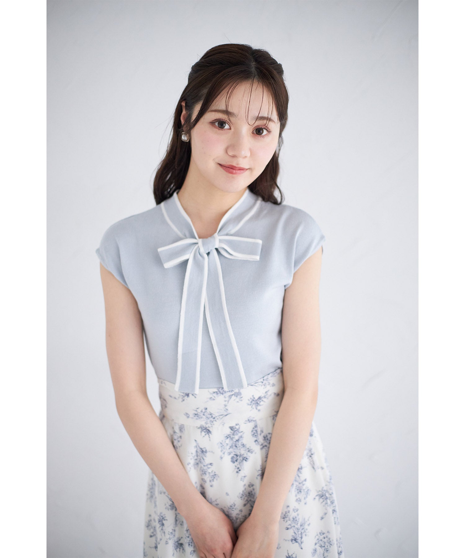 トッコクローゼット tocco closet 前後2WAY配色ライン入りボウタイリボンニットプルオーバー （サックス） サックス