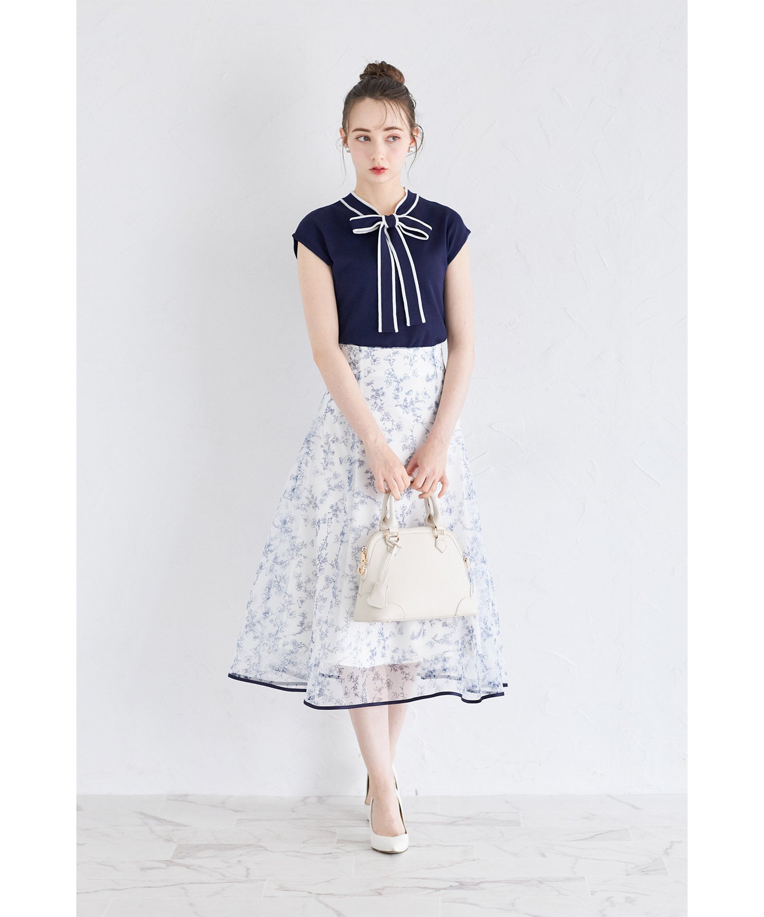 トッコクローゼット tocco closet 前後2WAY配色ライン入りボウタイリボンニットプルオーバー （サックス） サックス