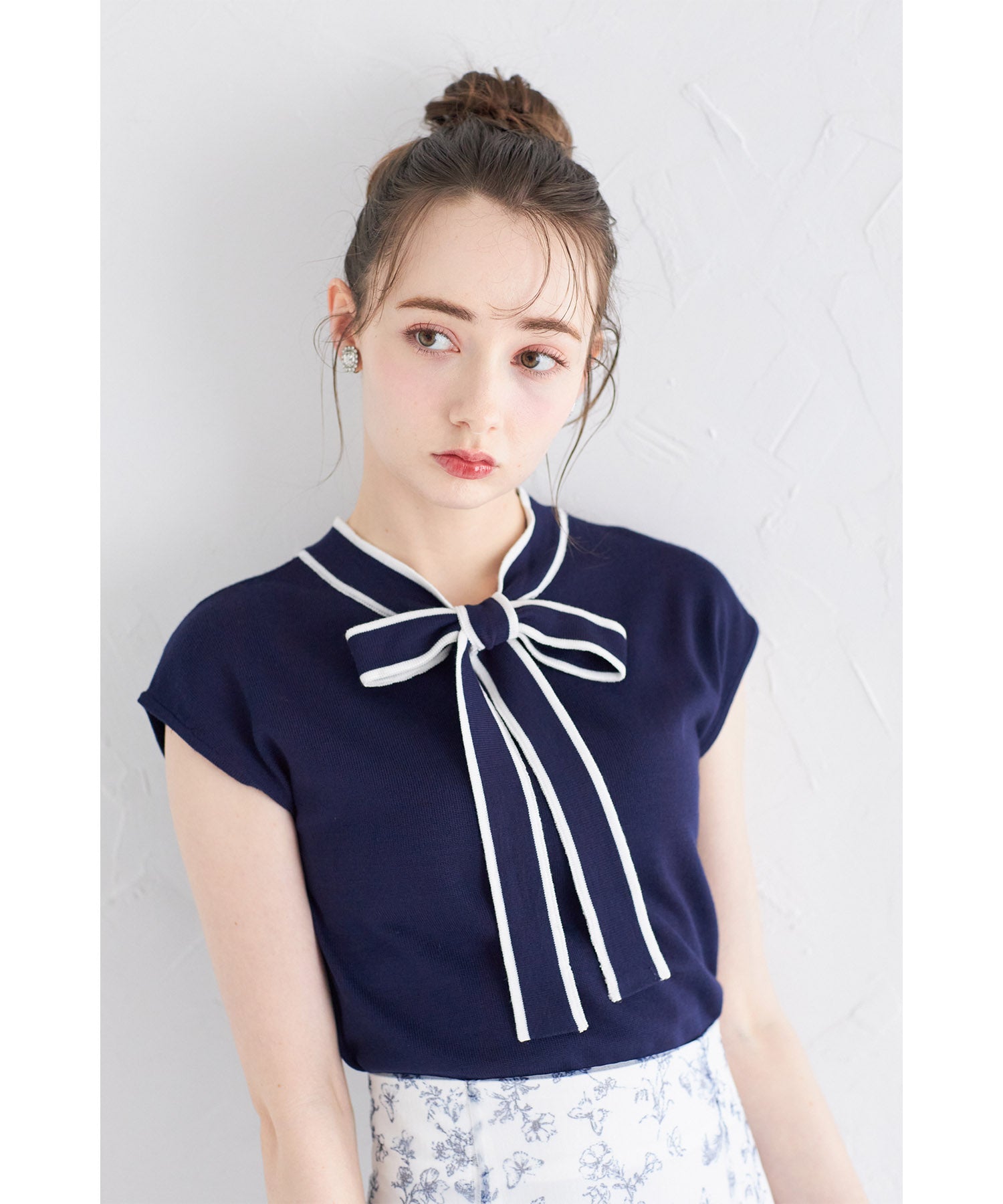 トッコクローゼット tocco closet 前後2WAY配色ライン入りボウタイリボンニットプルオーバー （ネイビー） ネイビー