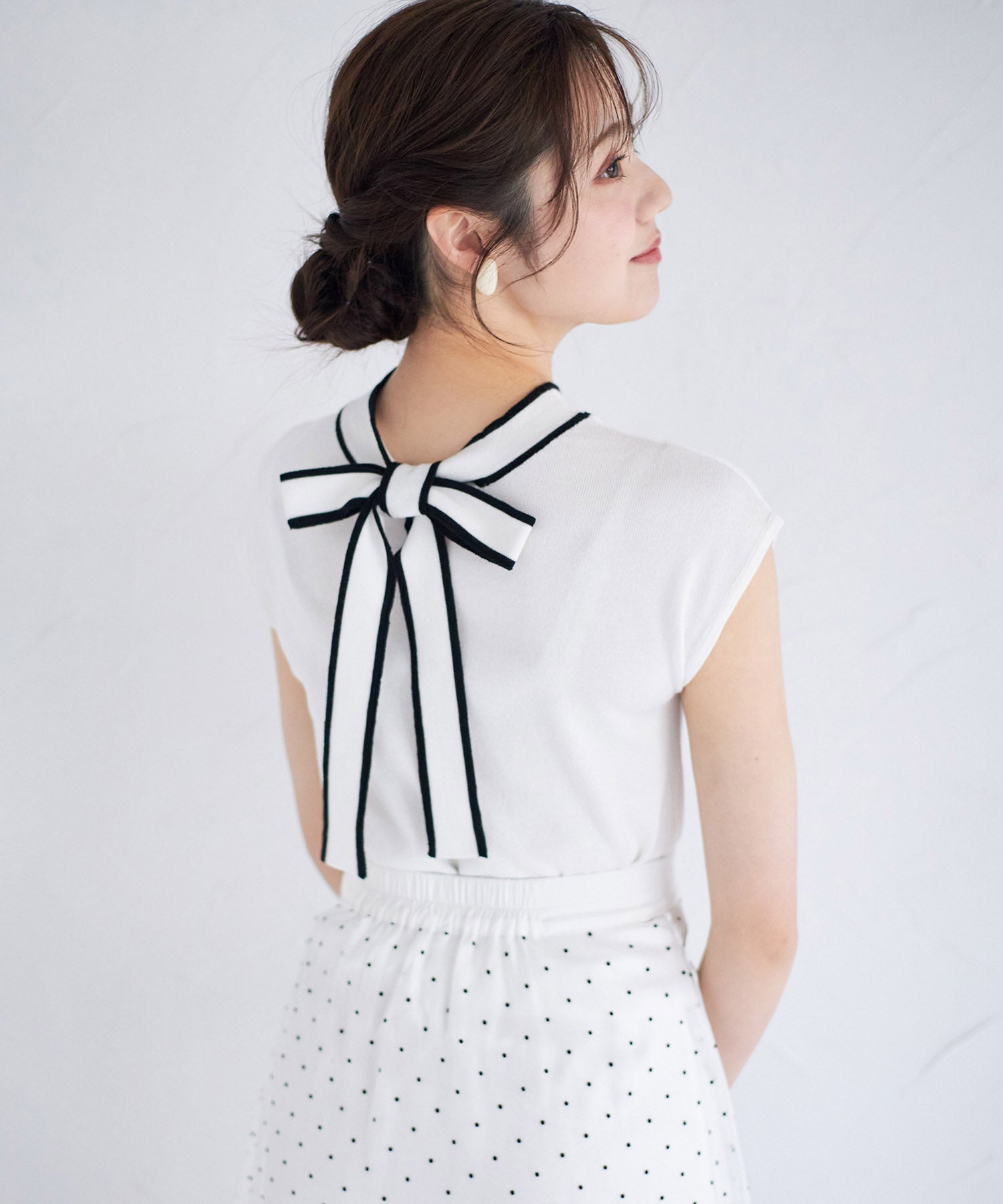 トッコクローゼット tocco closet 前後2WAY配色ライン入りボウタイリボンニットプルオーバー （オフホワイト） オフホワイト