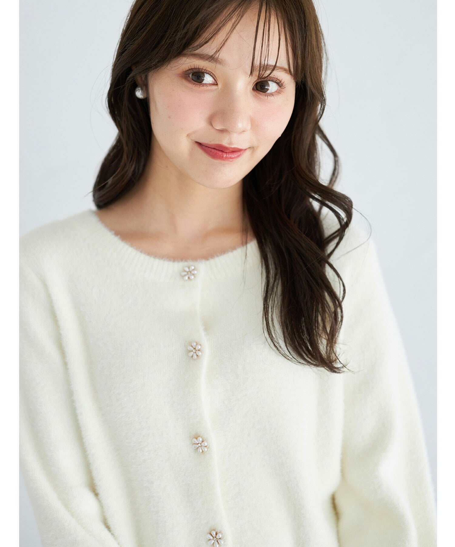 トッコクローゼット tocco closet フラワービジュー釦付きラメ入りシャギーニットカーディガン ホワイト