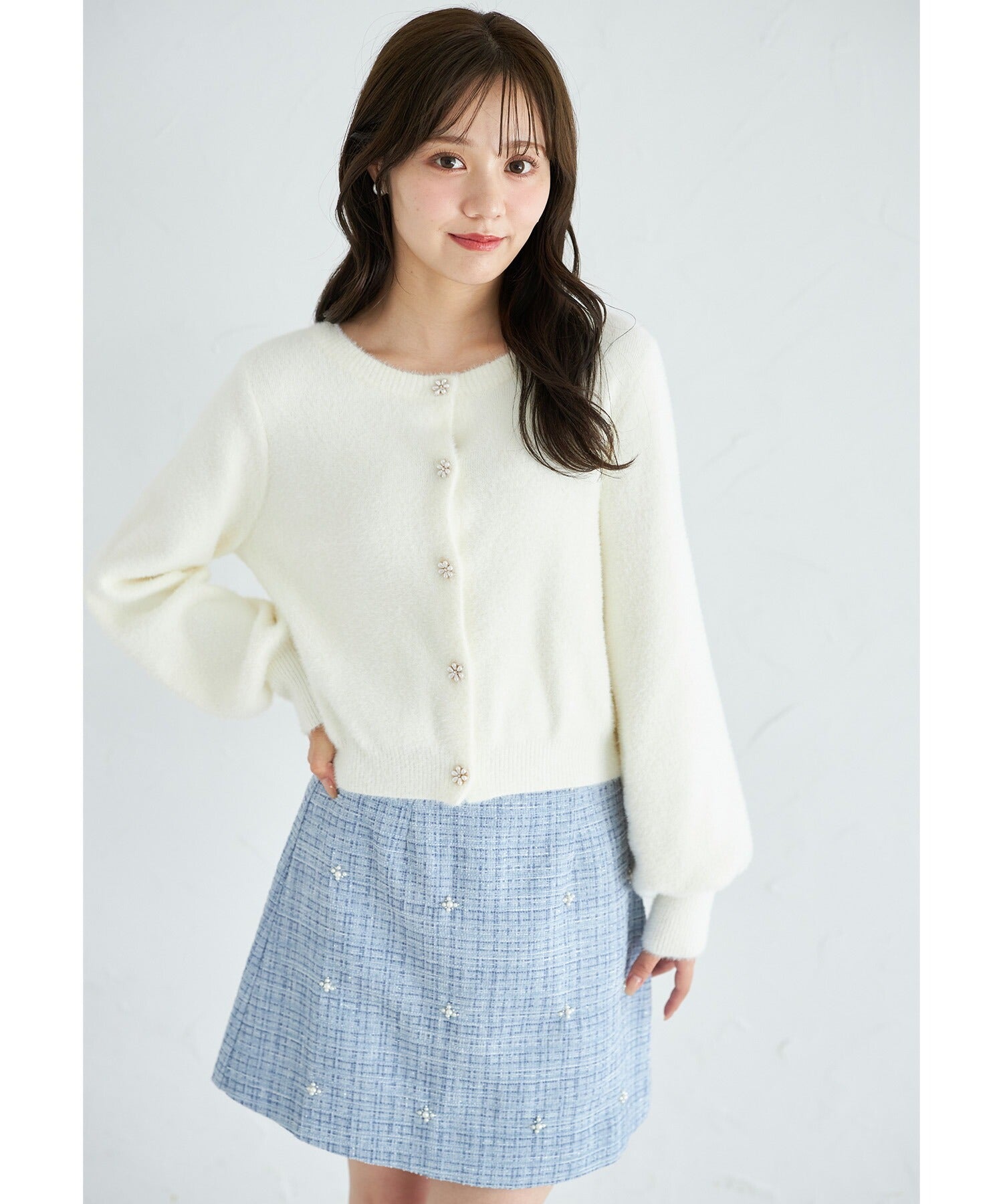 トッコクローゼット tocco closet フラワービジュー釦付きラメ入りシャギーニットカーディガン ホワイト