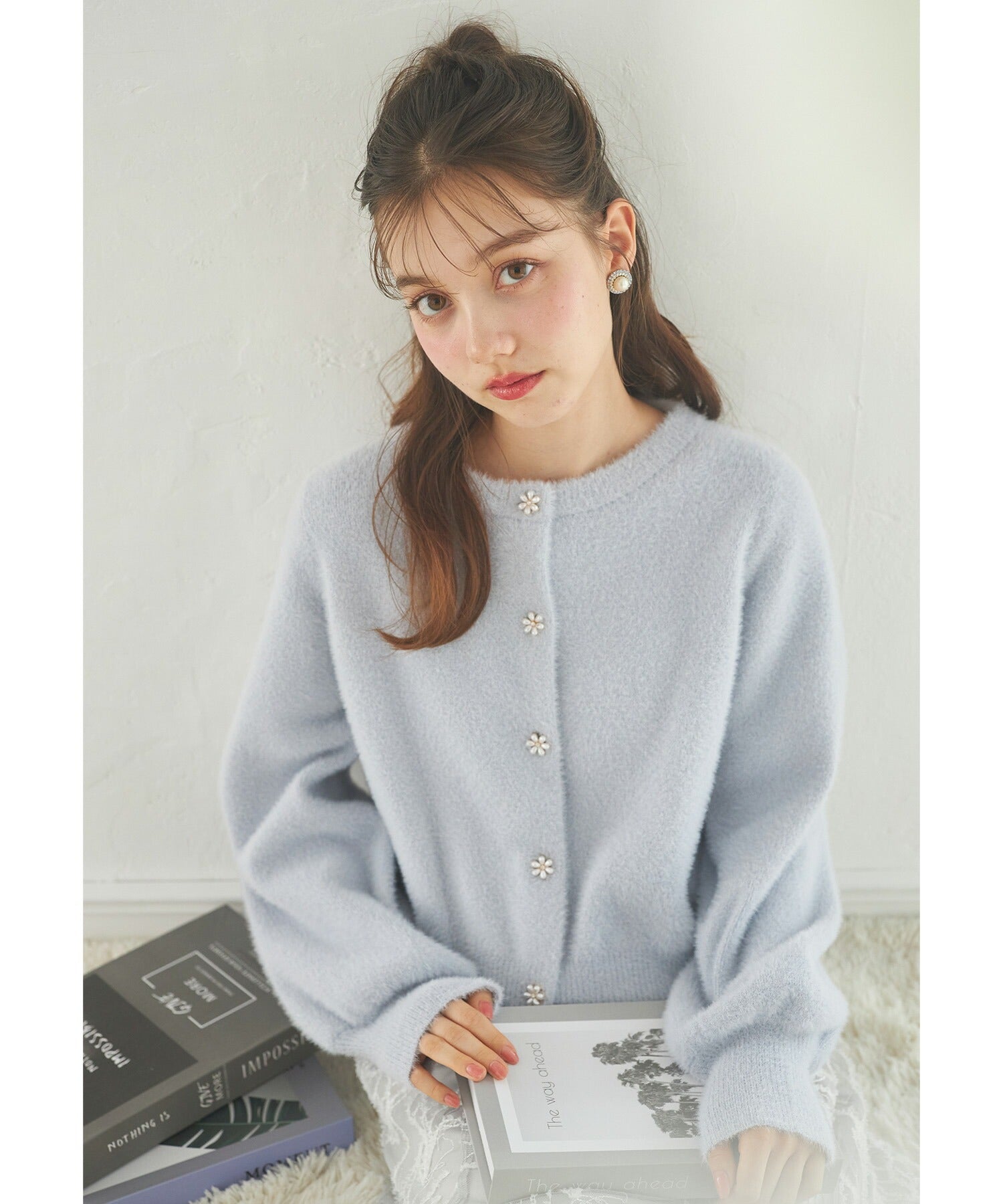 トッコクローゼット tocco closet フラワービジュー釦付きラメ入りシャギーニットカーディガン ブルー