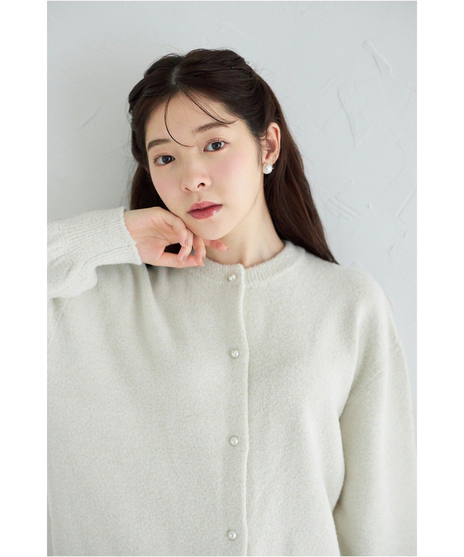 トッコクローゼット tocco closet パール釦カーディガン×タイトスカートのラメ入りフェザーニットセットアップ,ホワイト