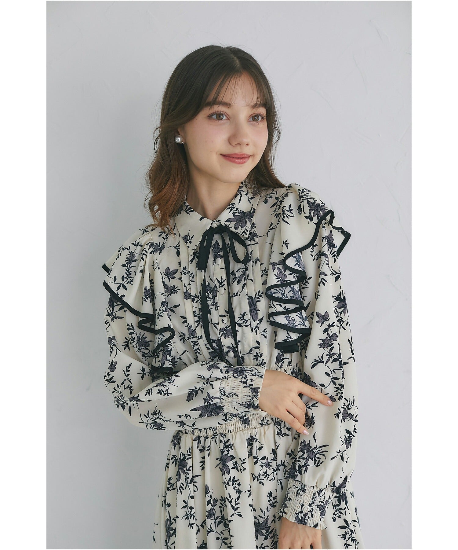 トッコクローゼット tocco closet リボン付きフリル×シャーリングフラワープリントシャツワンピース ブラック