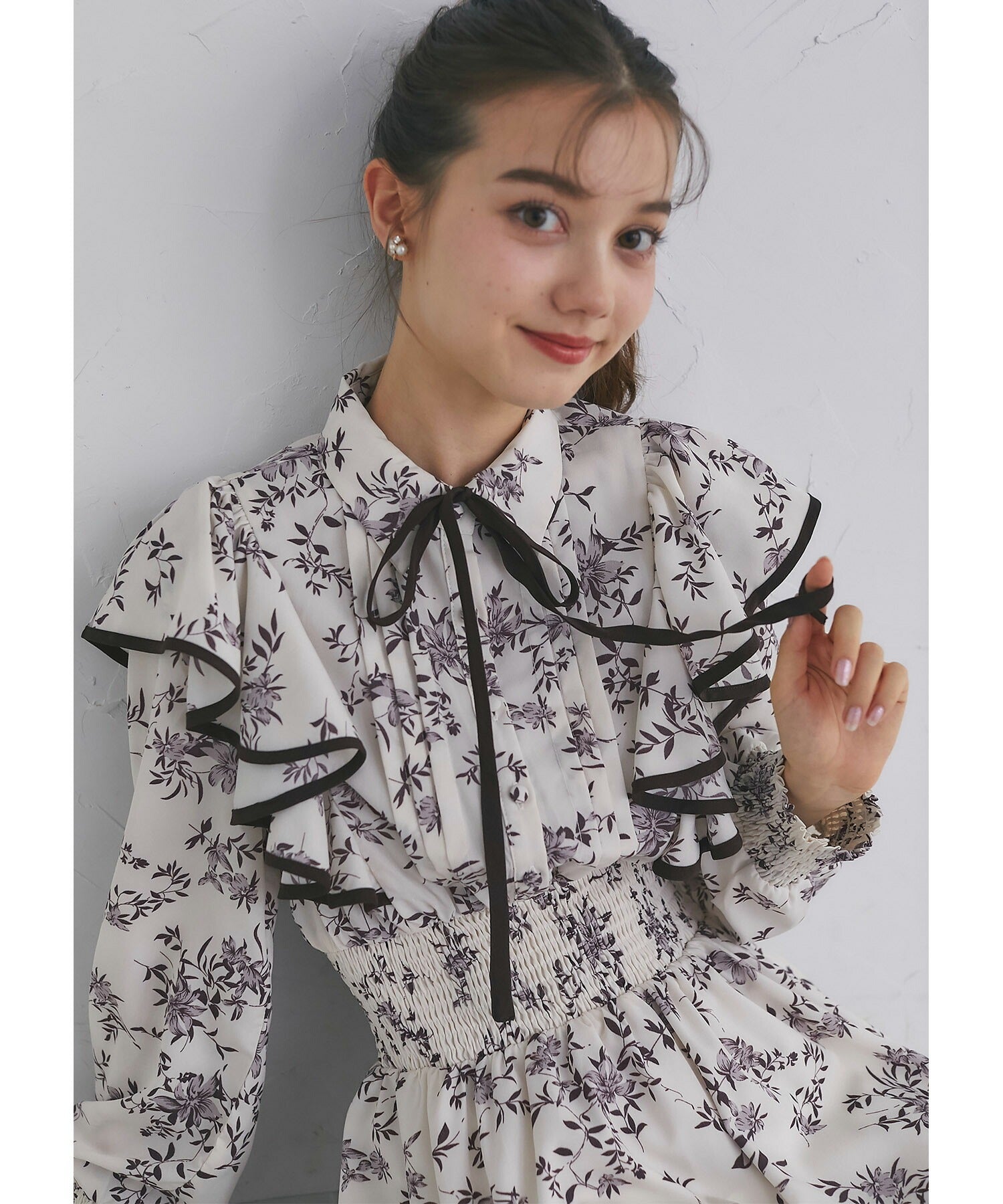 トッコクローゼット tocco closet リボン付きフリル×シャーリングフラワープリントシャツワンピース レッド