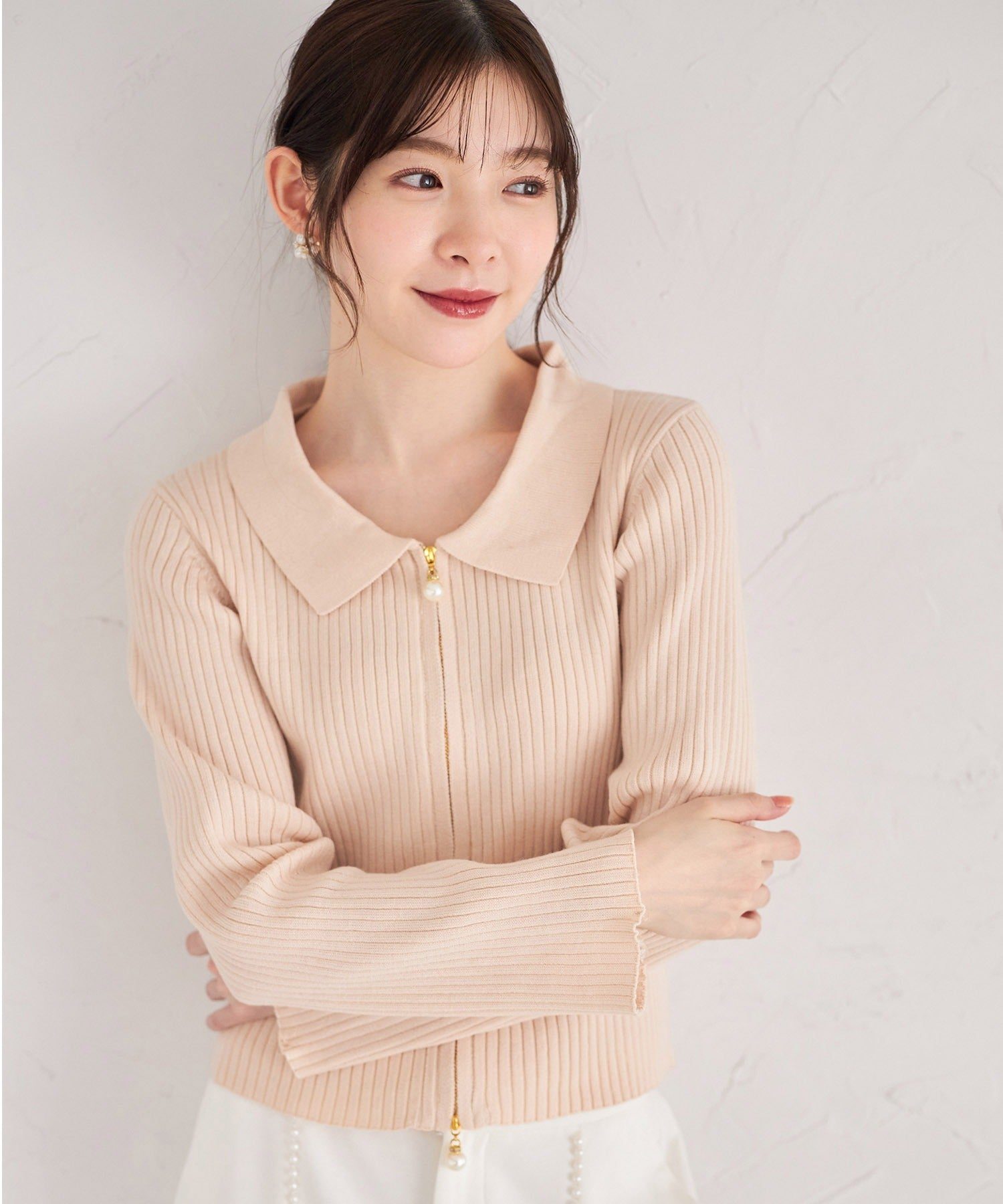 トッコクローゼット tocco closet 取り外し可能なファー付きパール装飾ジップリブニットプルオーバー ベージュ