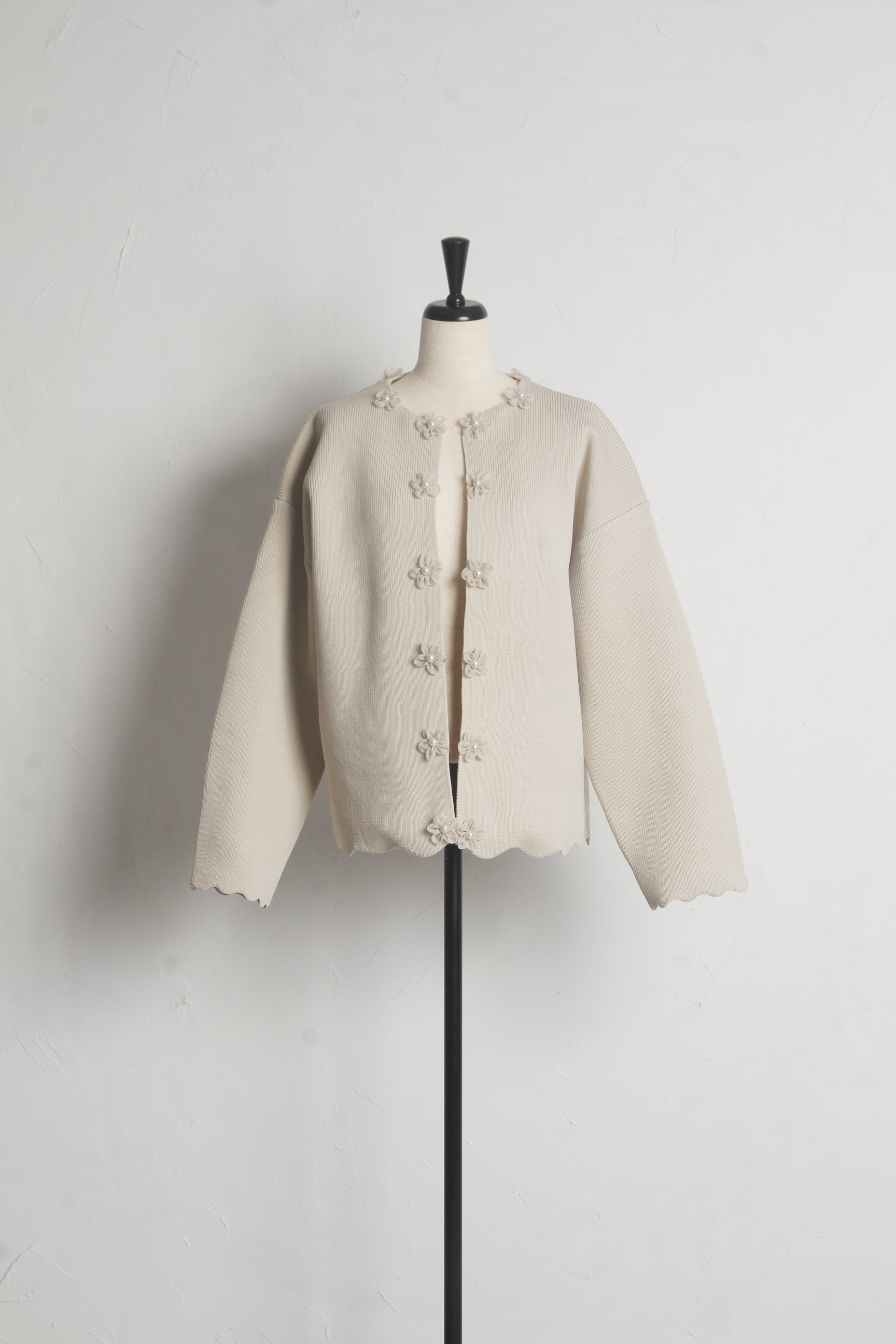 Tocco Closet 3D Flower Motif Scalloped Knit Pullover