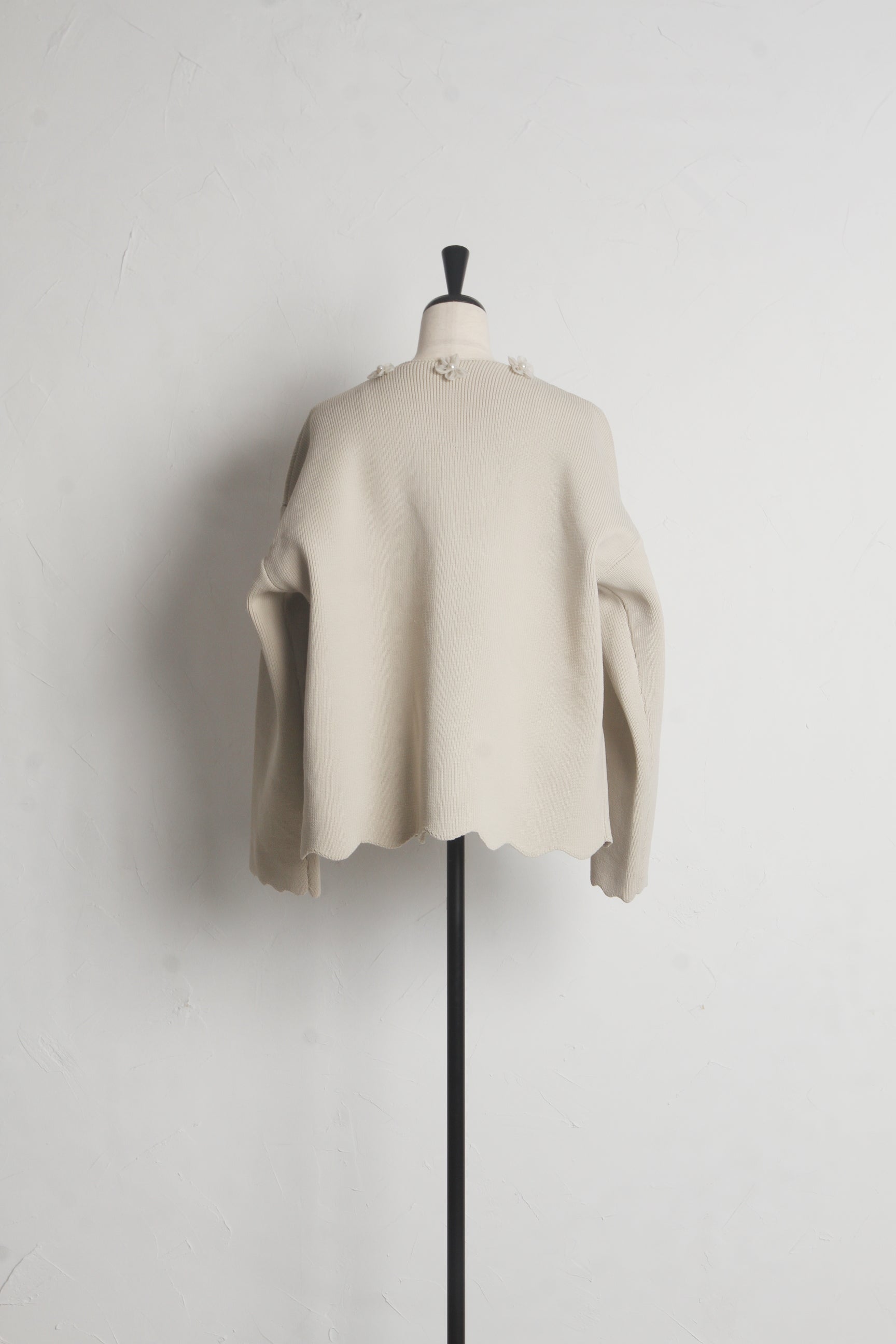 Tocco Closet 3D Flower Motif Scalloped Knit Pullover