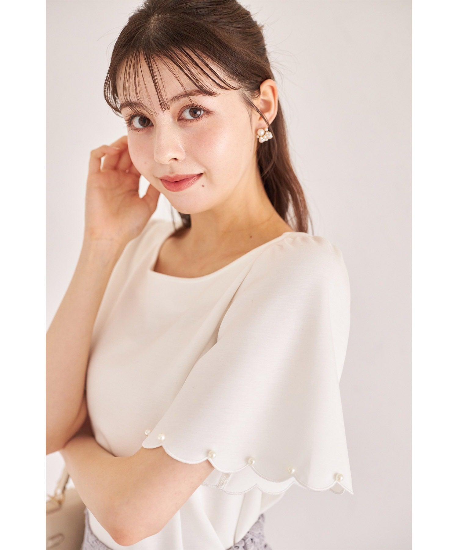 トッコクローゼット tocco closet パール付きスカラップスリーブカットプルオーバー ホワイト