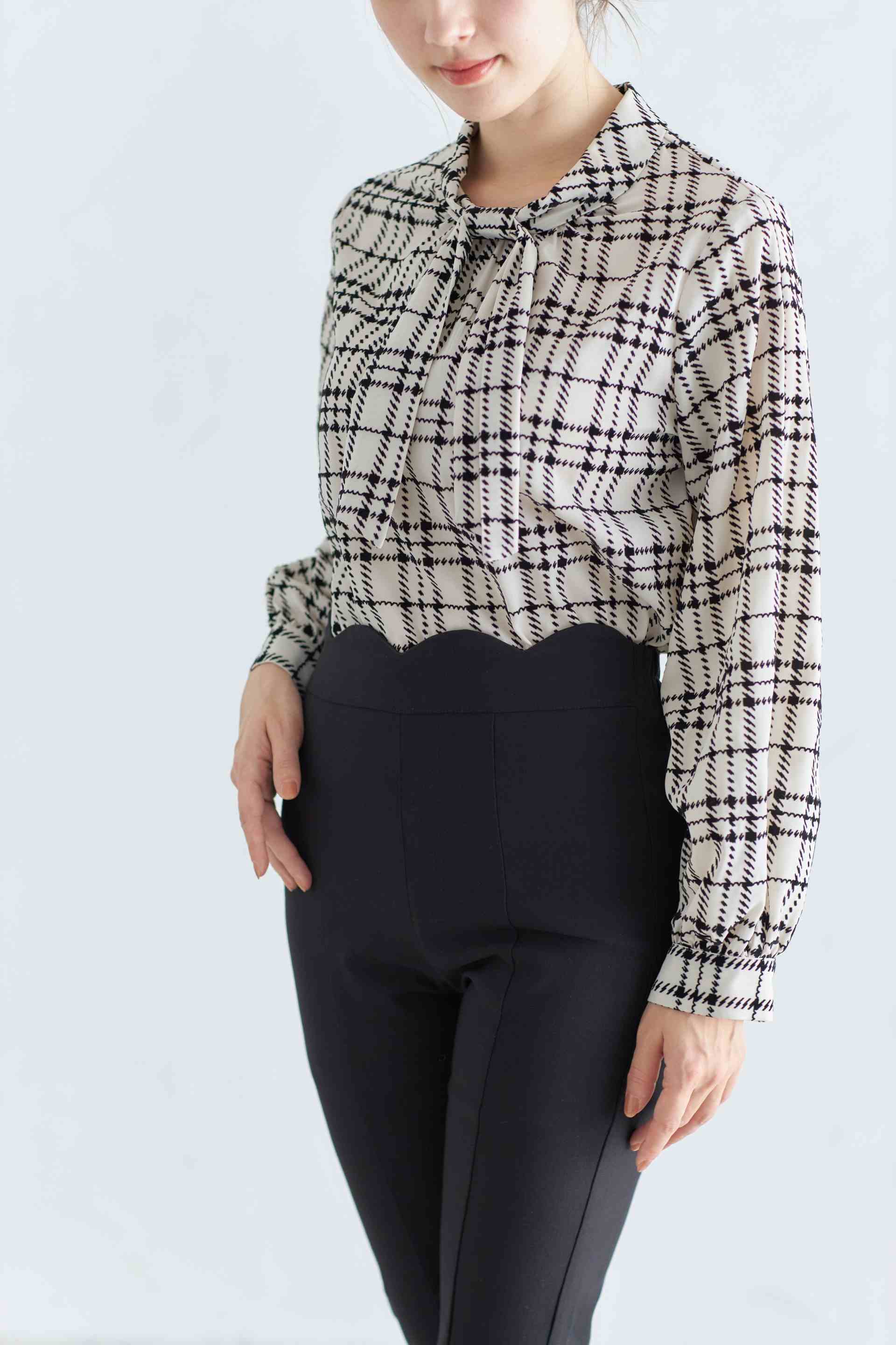 Tocco Closet Hem Pearl-Trimmed Waist Scalloped Cut Pants