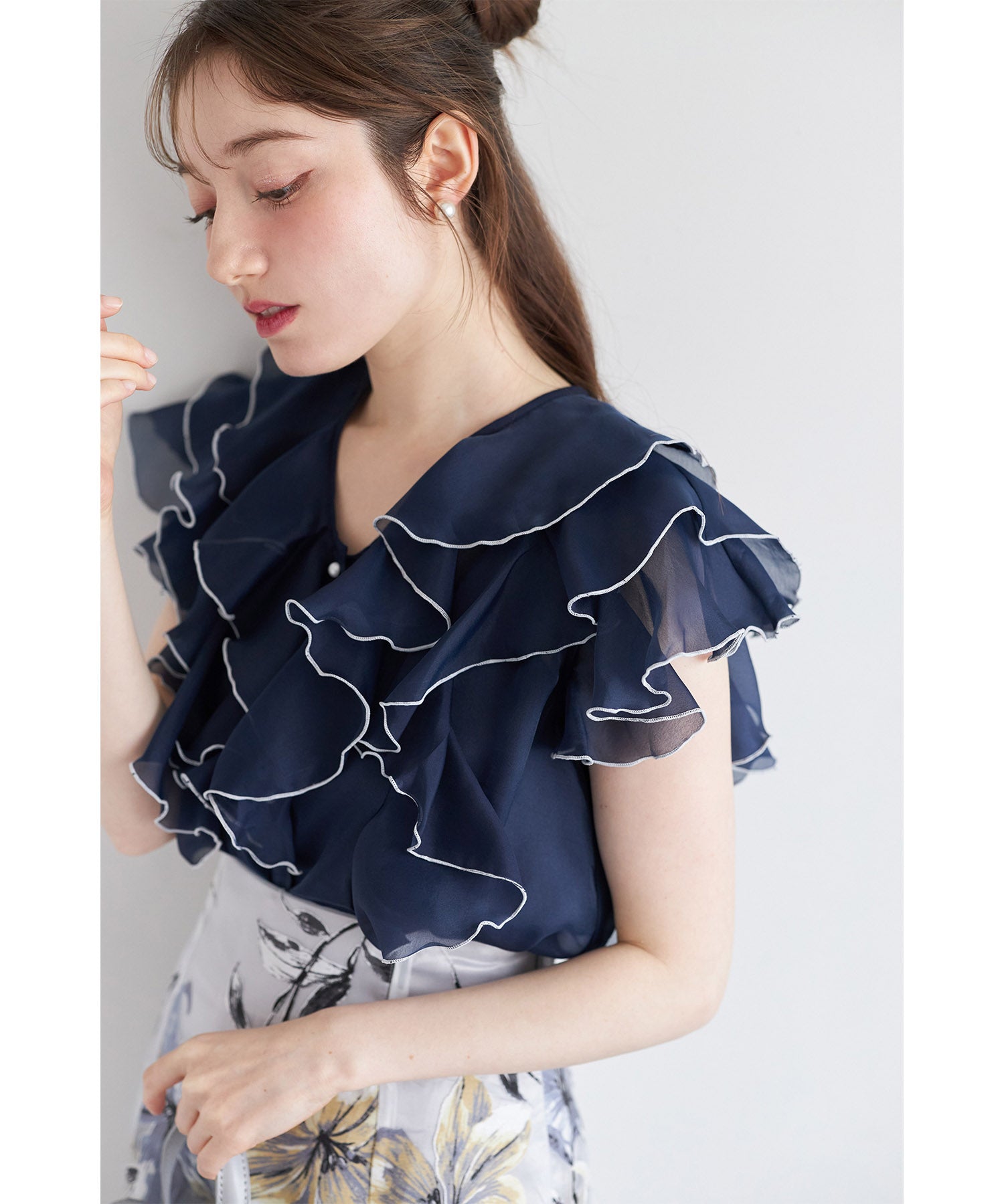 トッコクローゼット tocco closet キャミソール付きパールボタン配色ラッフルフリルオーガンジーブラウス ネイビー