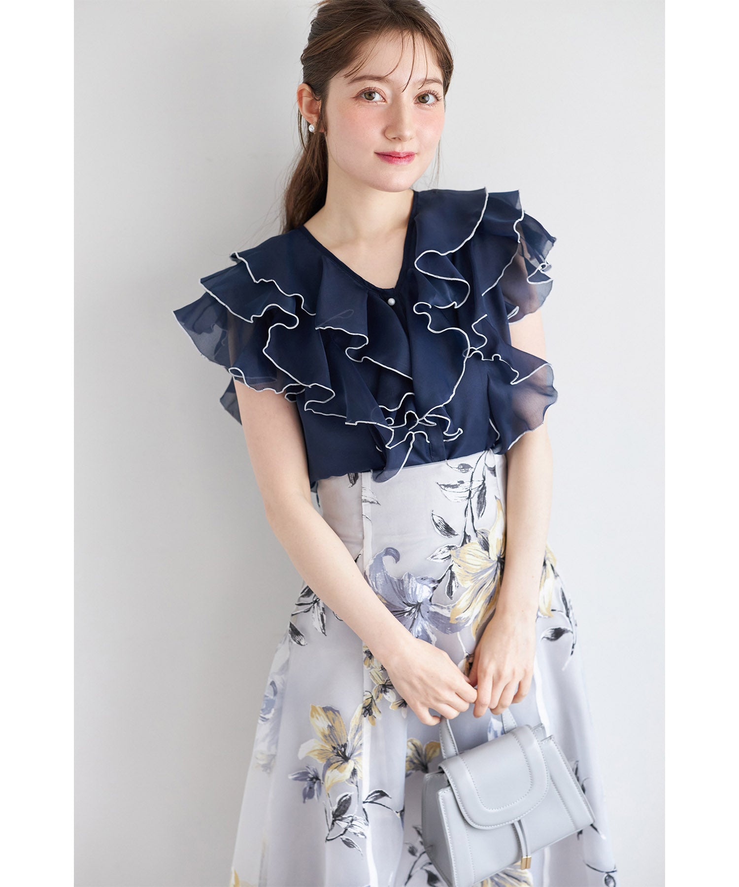 トッコクローゼット tocco closet キャミソール付きパールボタン配色ラッフルフリルオーガンジーブラウス ネイビー