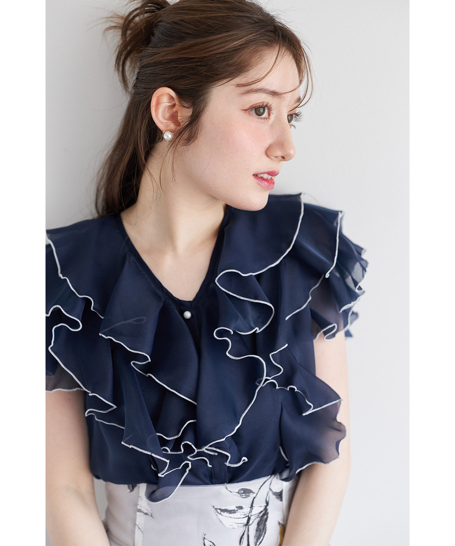 トッコクローゼット tocco closet キャミソール付きパールボタン配色ラッフルフリルオーガンジーブラウス ネイビー