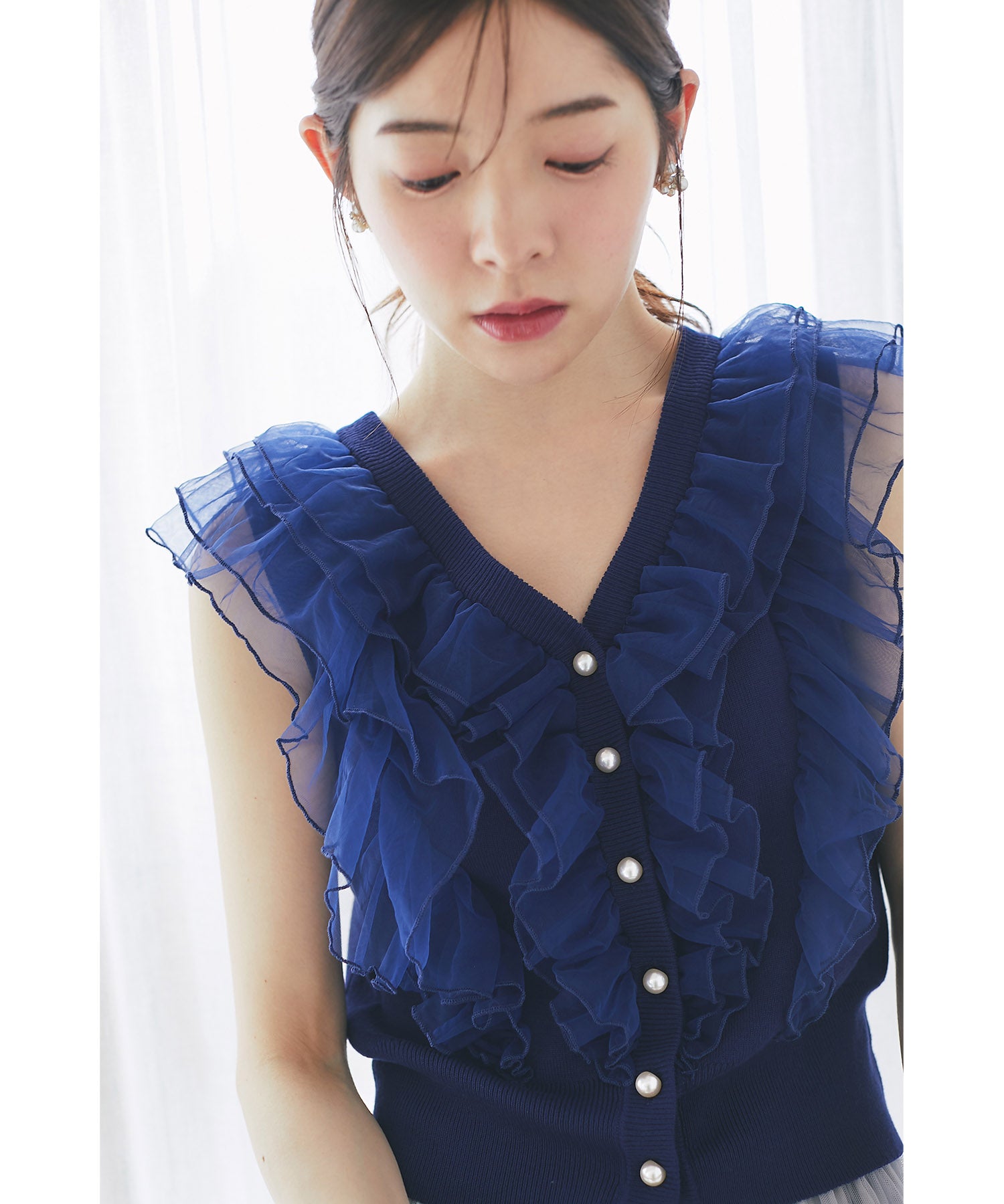 トッコクローゼット tocco closet チュールフリル付きパール釦ニットベスト ネイビー