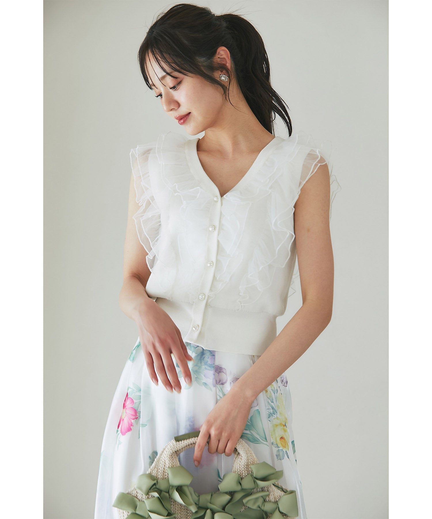 トッコクローゼット tocco closet チュールフリル付きパール釦ニットベスト ホワイト