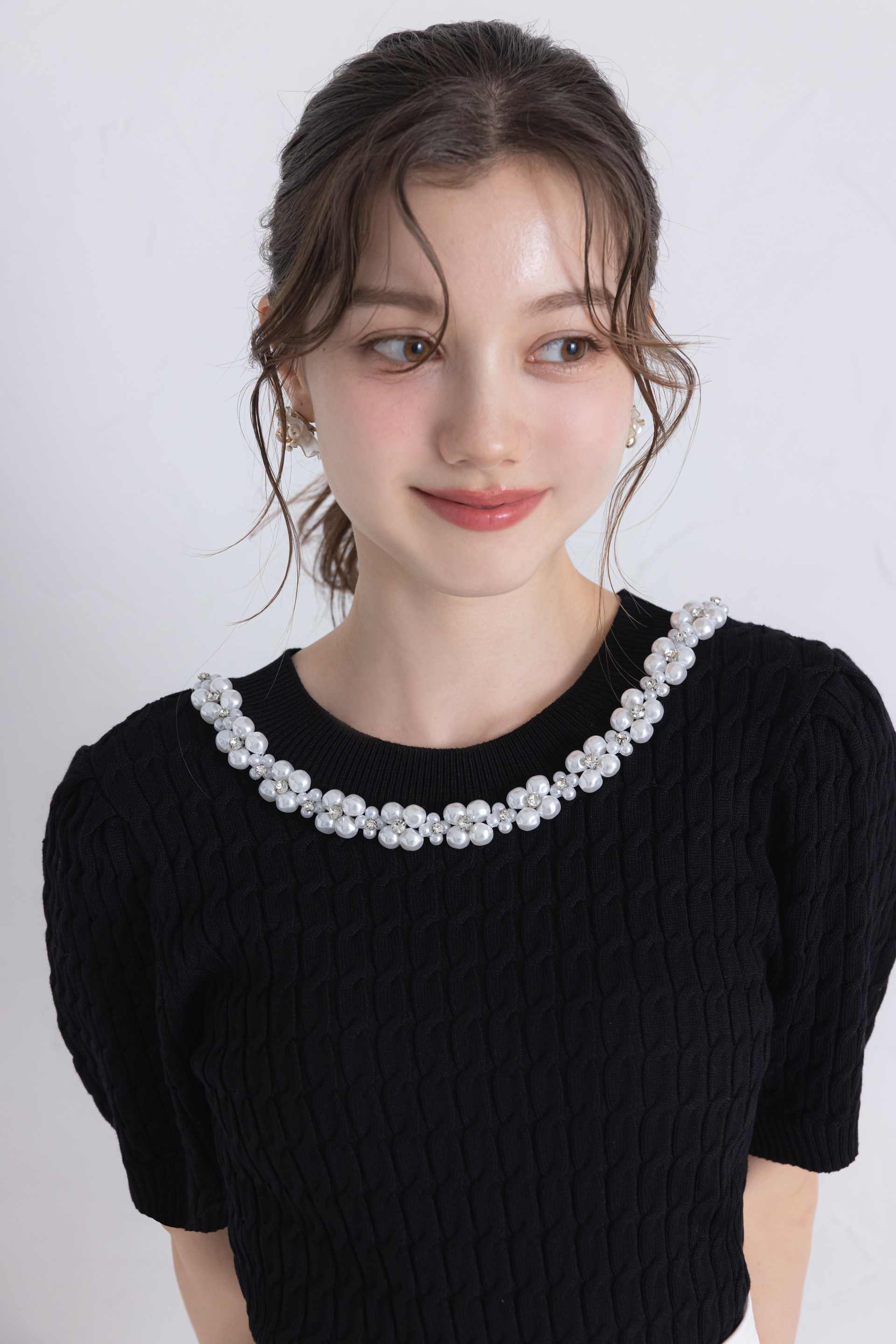 トッコクローゼット tocco closet フラワーパールビジュー付きケーブルニットプルオーバー ブラック