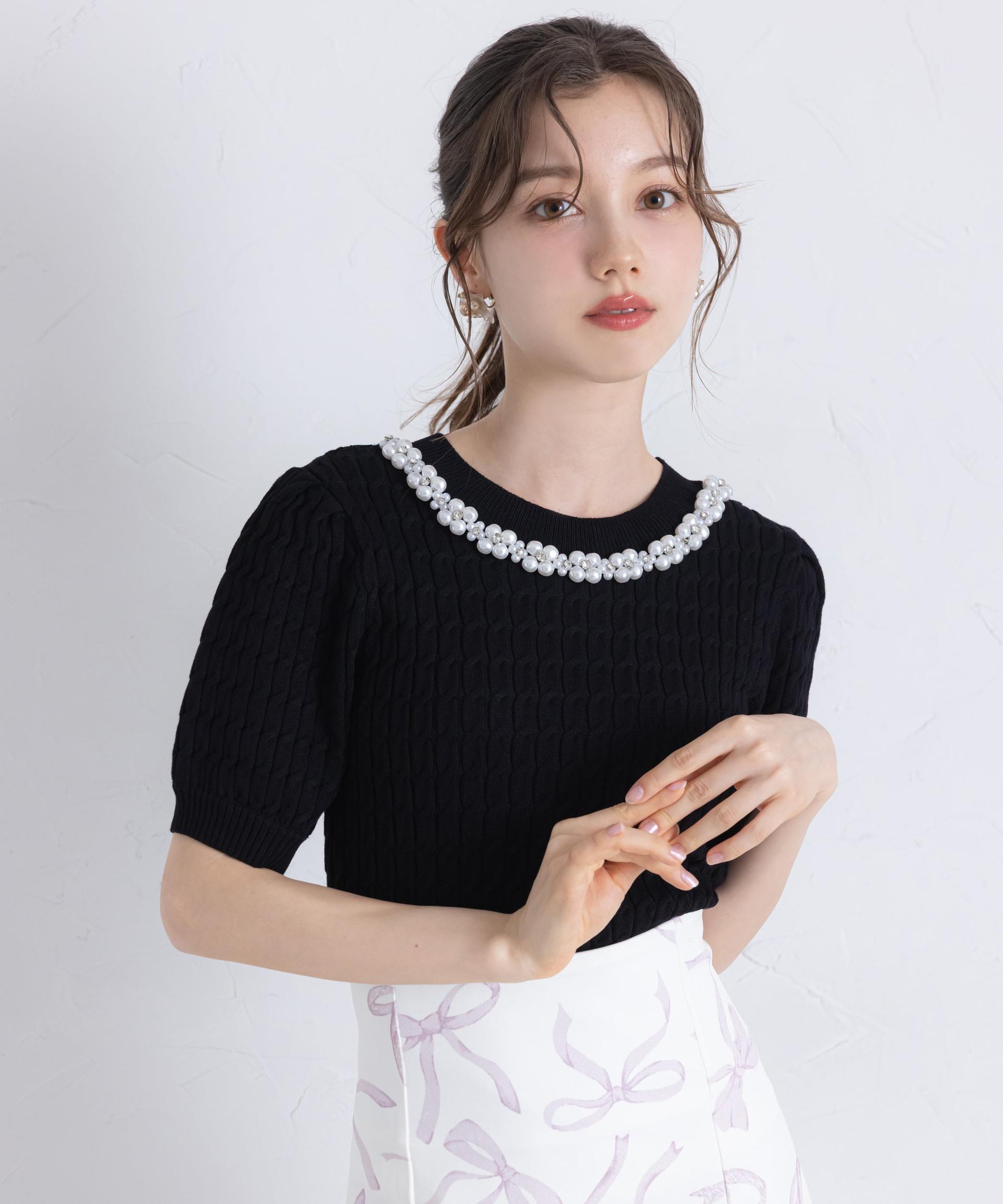 トッコクローゼット tocco closet フラワーパールビジュー付きケーブルニットプルオーバー ブラック