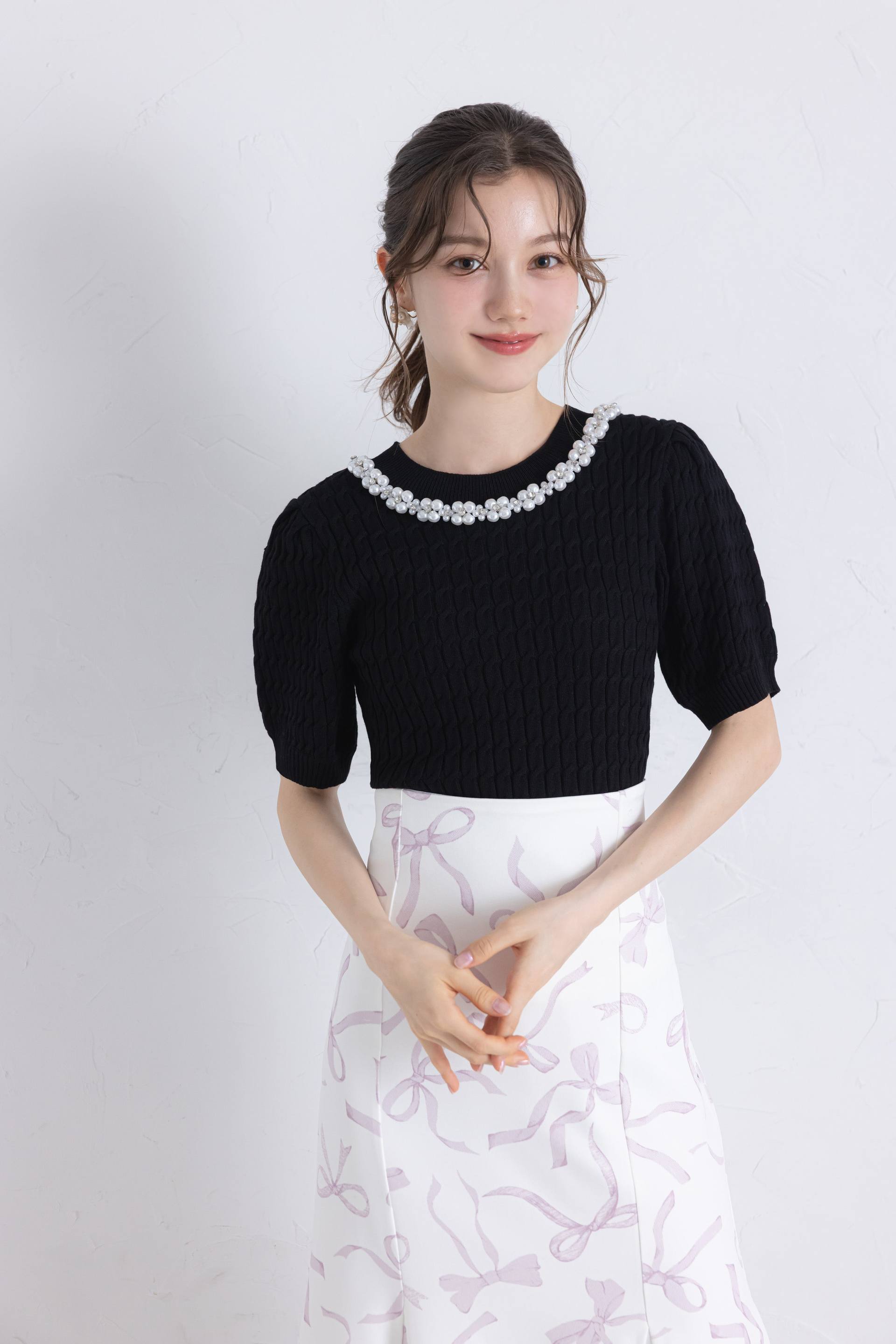 トッコクローゼット tocco closet フラワーパールビジュー付きケーブルニットプルオーバー ブラック