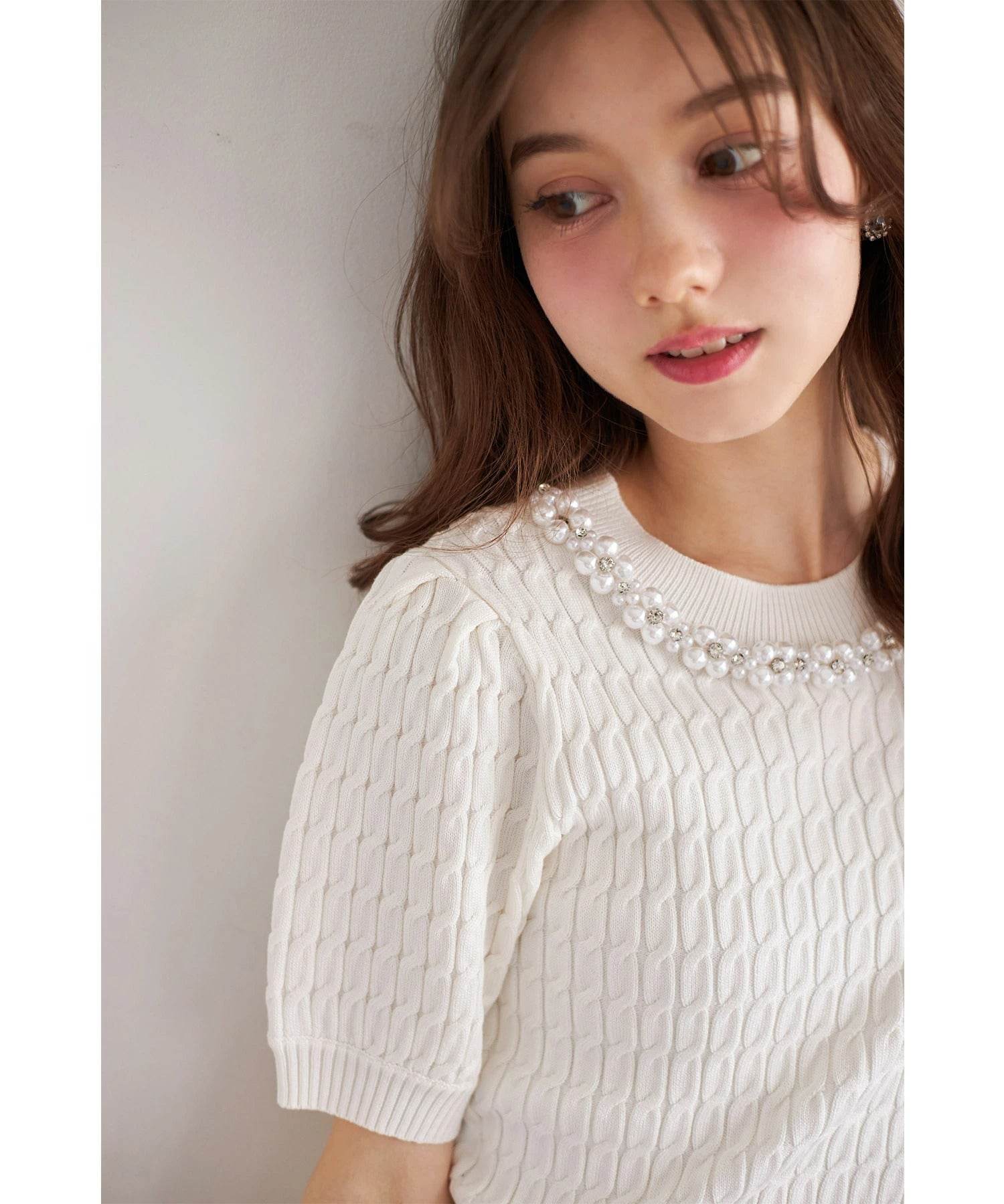 トッコクローゼット tocco closet フラワーパールビジュー付きケーブルニットプルオーバー ホワイト