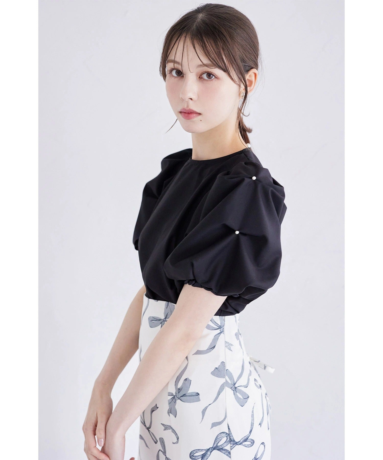 トッコクローゼット tocco closet 袖パール付きスモッキングブラウス ブラック
