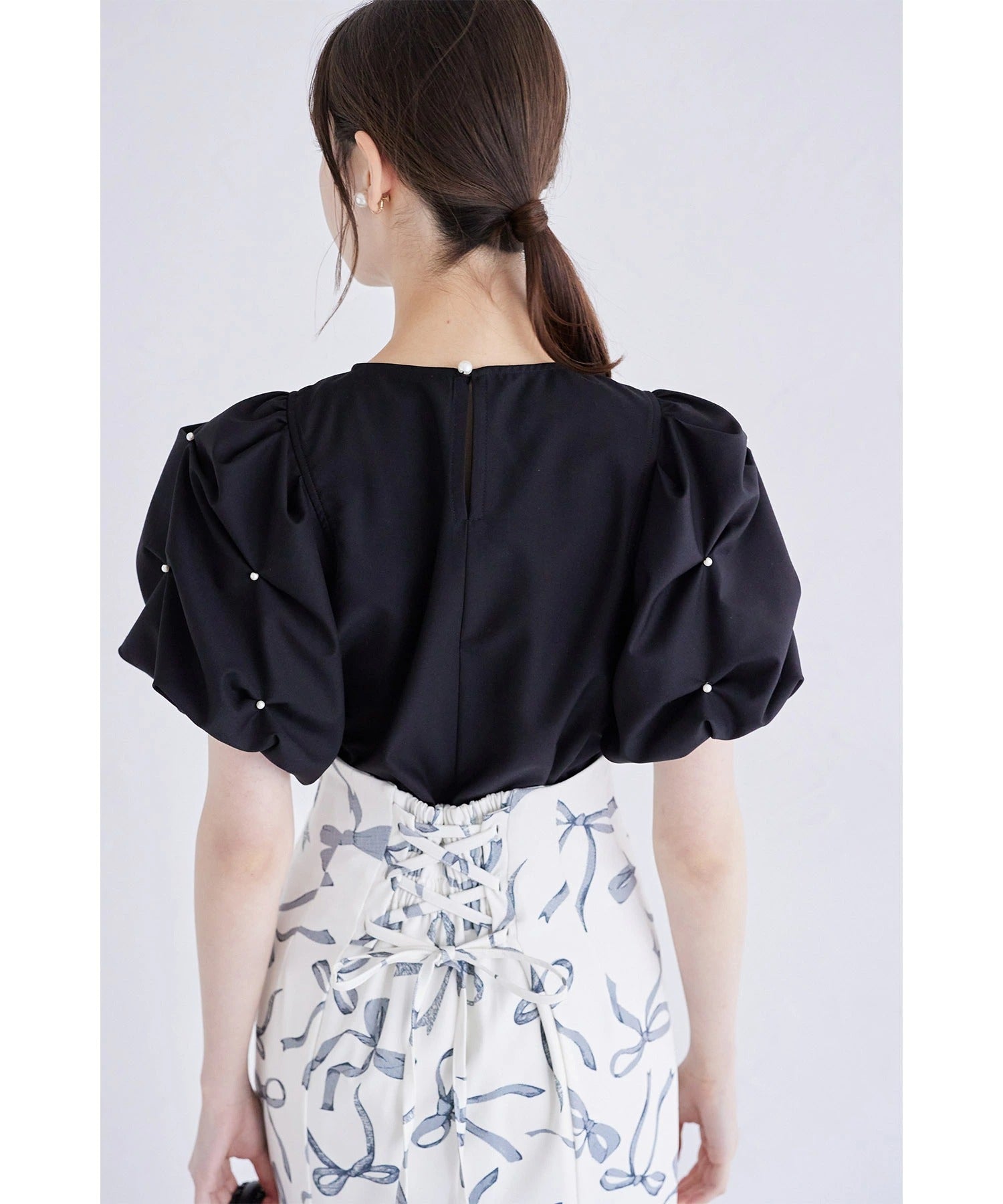 トッコクローゼット tocco closet 袖パール付きスモッキングブラウス ブラック