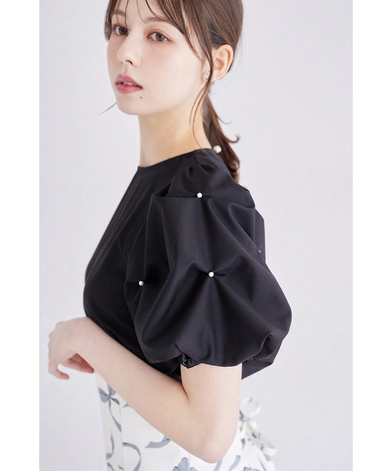 トッコクローゼット tocco closet 袖パール付きスモッキングブラウス ブラック